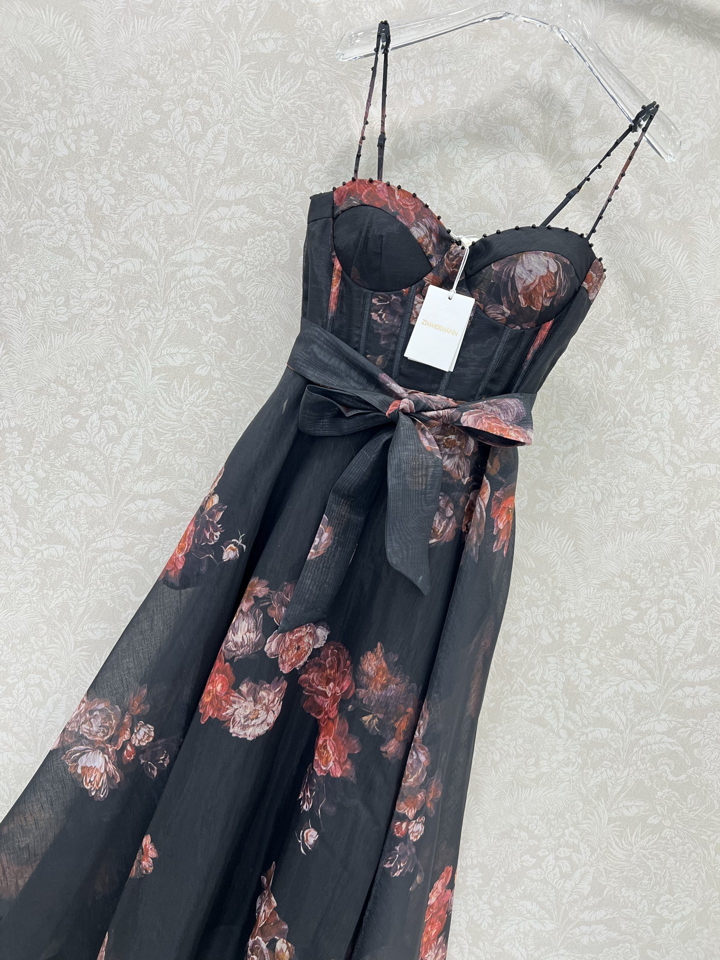 🔥🔥ZIMMERM*25新款玫瑰花印花吊带连衣裙 肩带订钻腰身褶皱勾勒腰线  选用亚麻面料制成，让人眼前