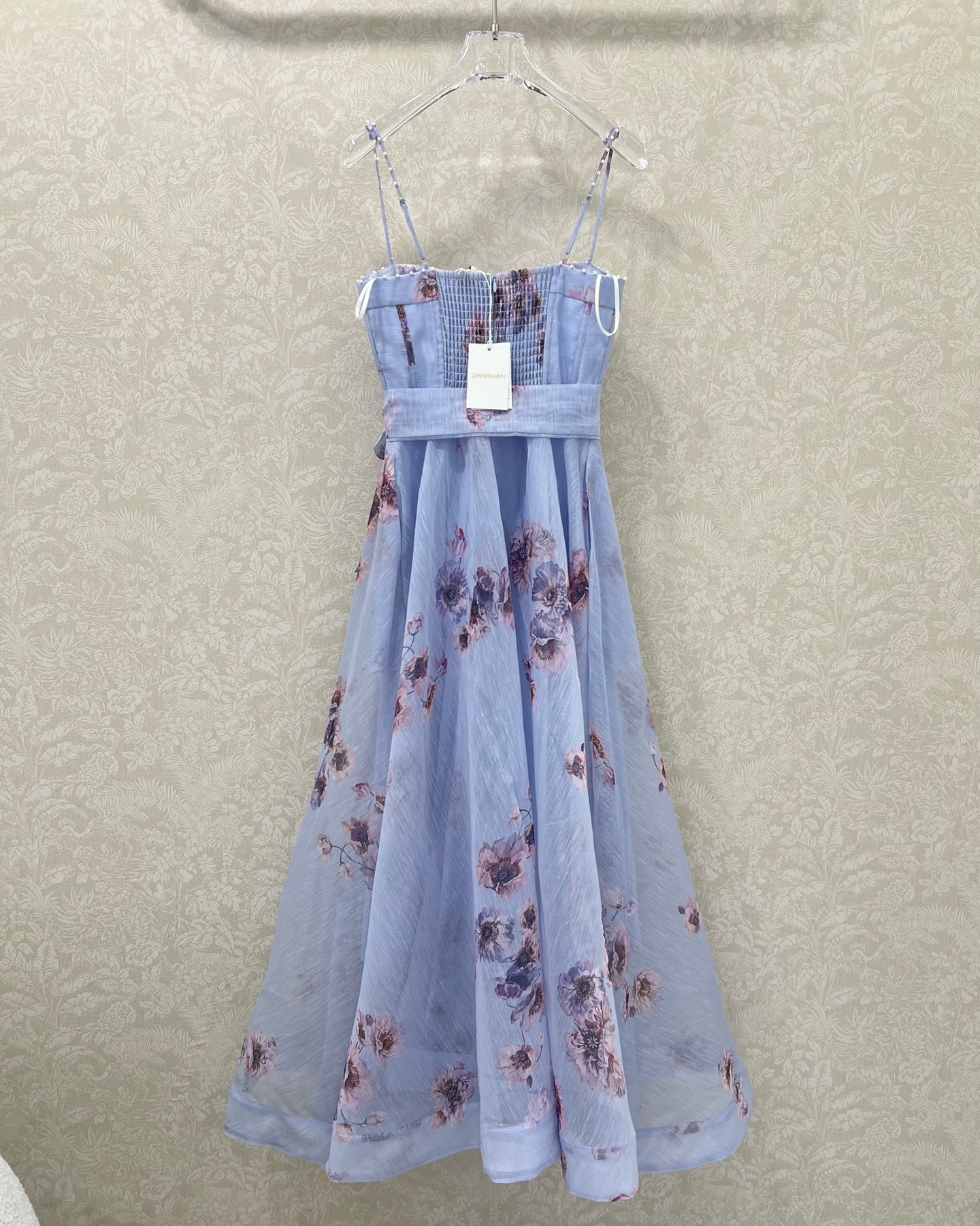 🔥🔥ZIMMERM*25新款玫瑰花印花吊带连衣裙 肩带订钻腰身褶皱勾勒腰线  选用亚麻面料制成，让人眼前
