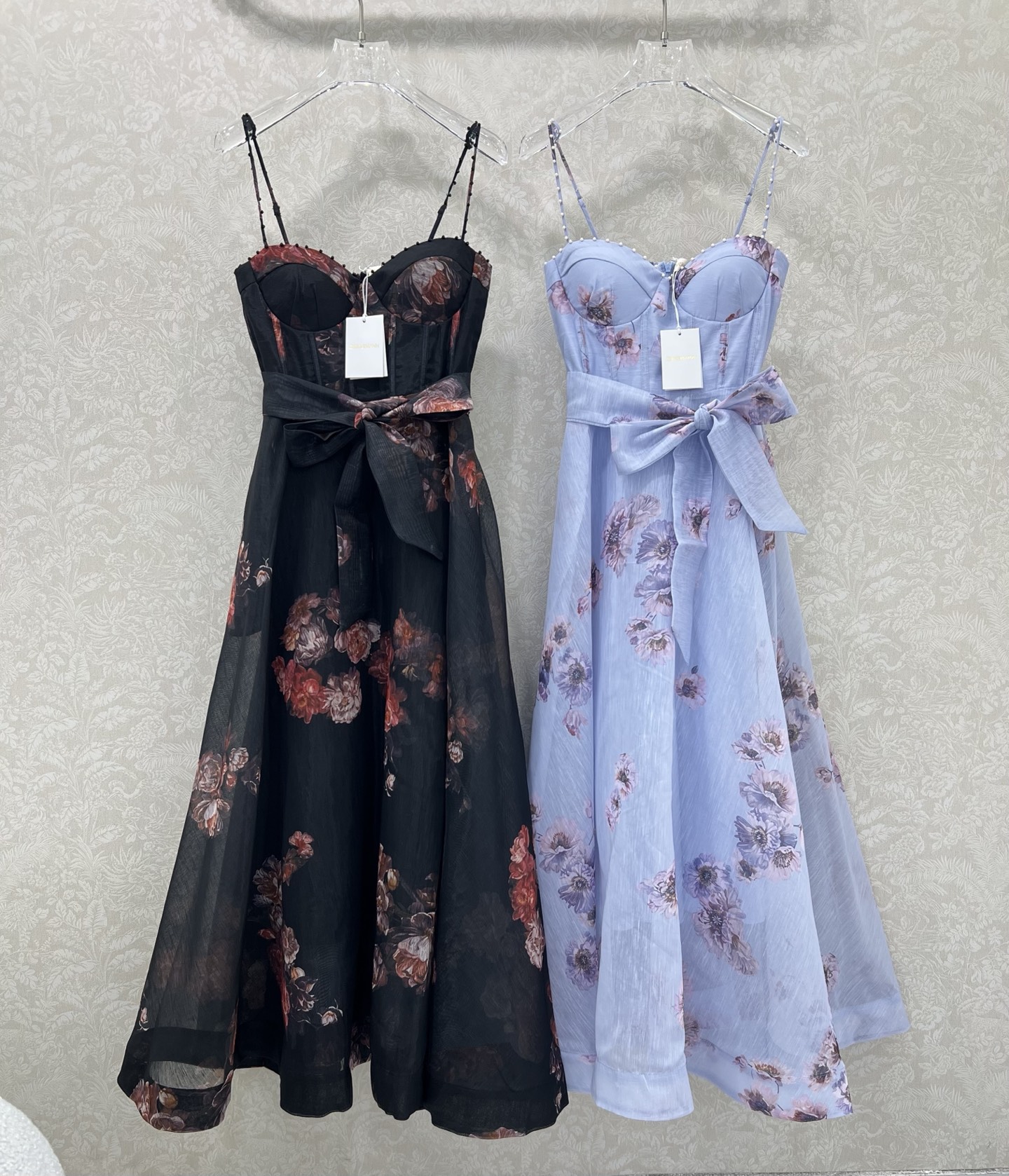 🔥🔥ZIMMERM*25新款玫瑰花印花吊带连衣裙 肩带订钻腰身褶皱勾勒腰线  选用亚麻面料制成，让人眼前