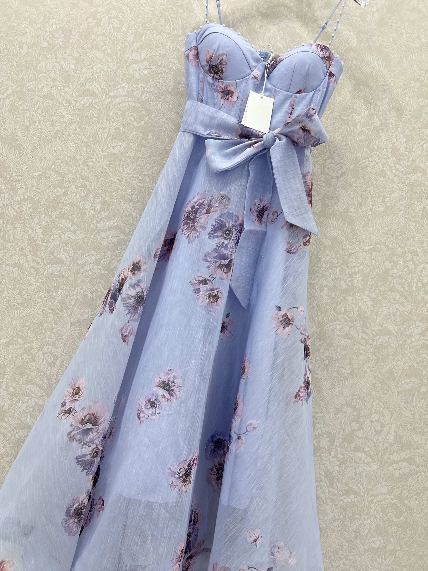 🔥🔥ZIMMERM*25新款玫瑰花印花吊带连衣裙 肩带订钻腰身褶皱勾勒腰线  选用亚麻面料制成，让人眼前
