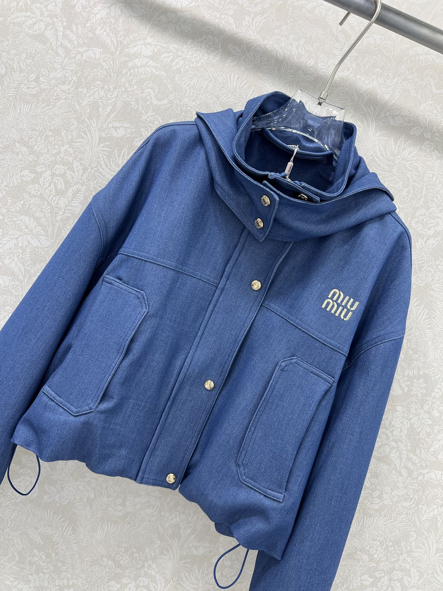 🔥🔥miumi* 25早秋新款logo刺绣牛仔外套  复古酵素洗水高级牛仔 纯色系设计时髦又高级！可甜可