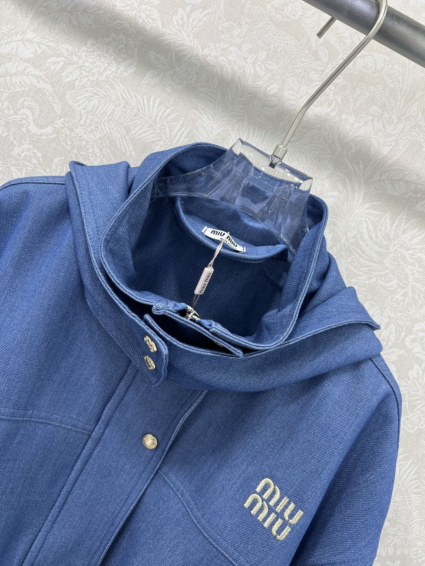 🔥🔥miumi* 25早秋新款logo刺绣牛仔外套  复古酵素洗水高级牛仔 纯色系设计时髦又高级！可甜可