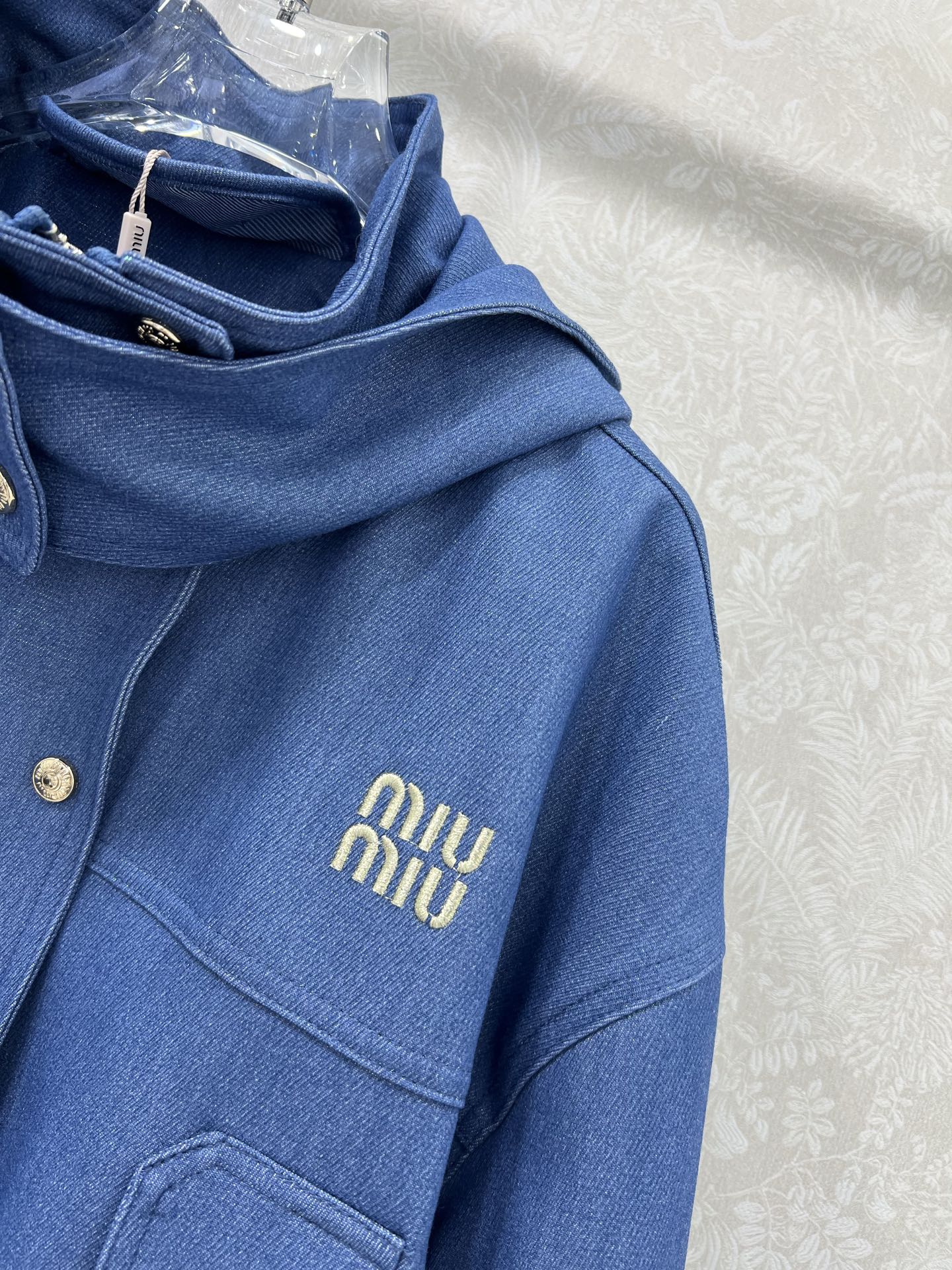 🔥🔥miumi* 25早秋新款logo刺绣牛仔外套  复古酵素洗水高级牛仔 纯色系设计时髦又高级！可甜可