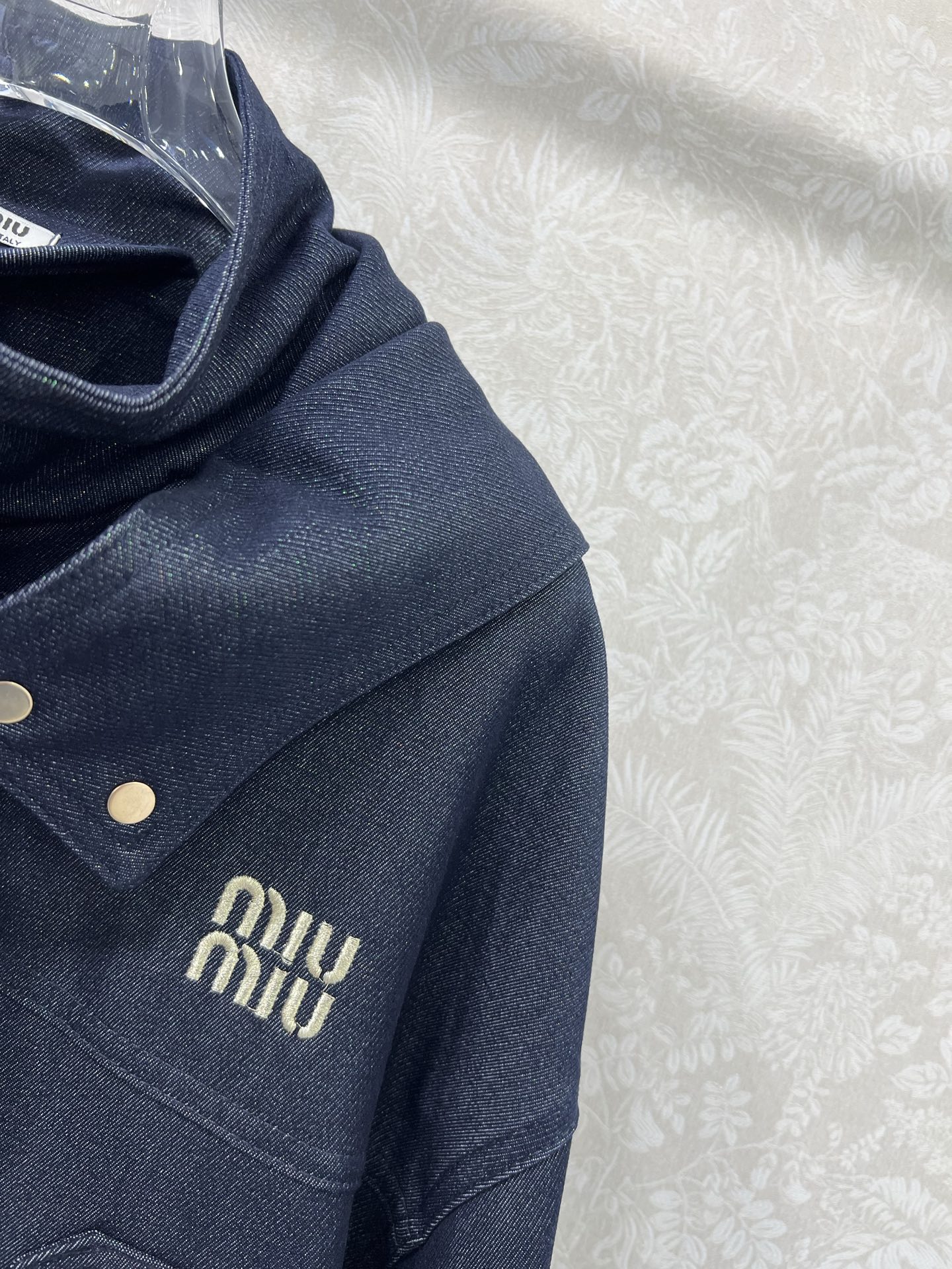 🔥🔥miumi* 25早秋新款logo刺绣牛仔外套  复古酵素洗水高级牛仔 纯色系设计时髦又高级！可甜可