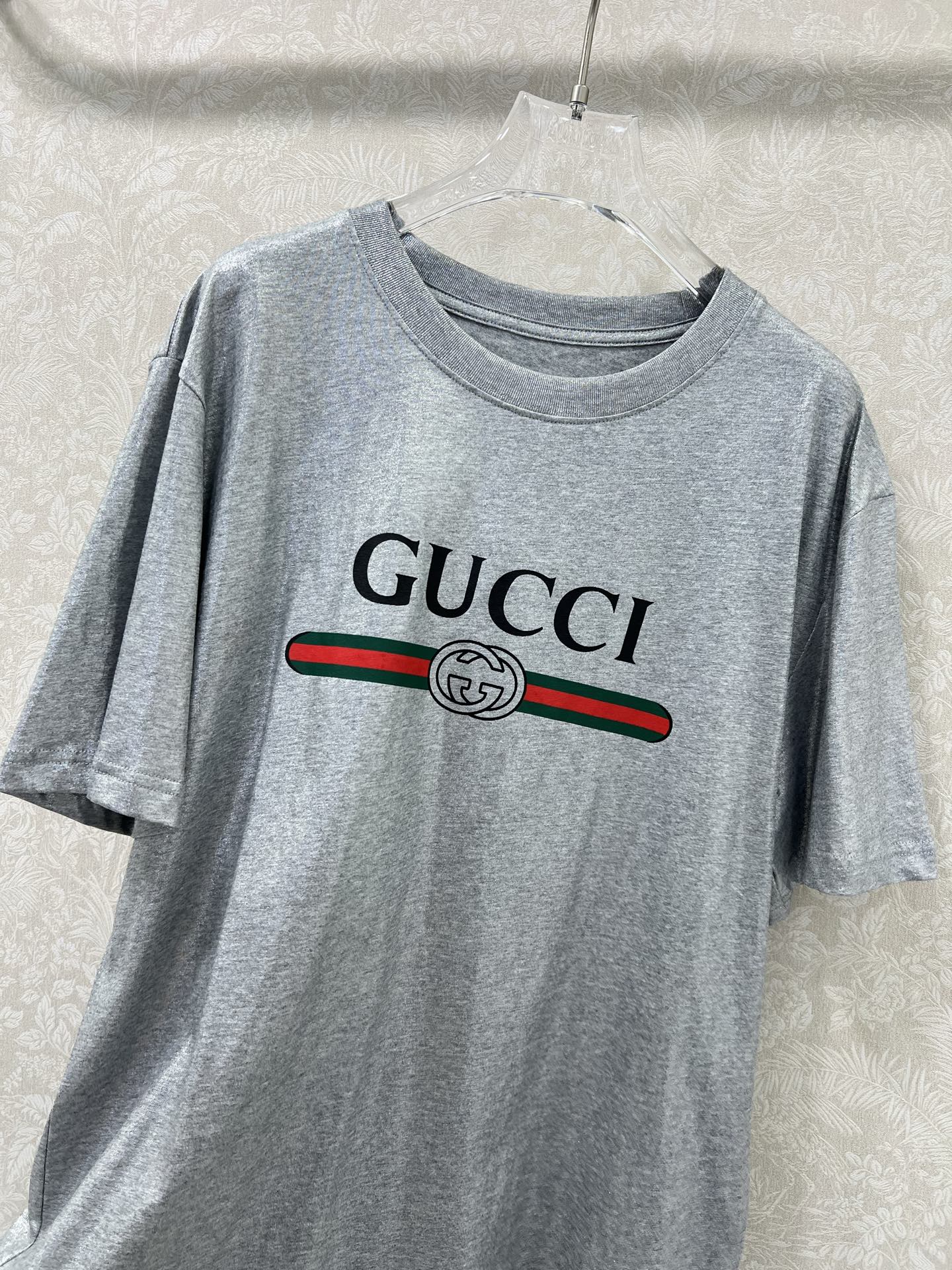 🔥🔥GUCC*25新款短袖T恤 新质感银色光亮感面料 爆款首发，每一件成衣都不仅仅是一件服饰，更是一种个