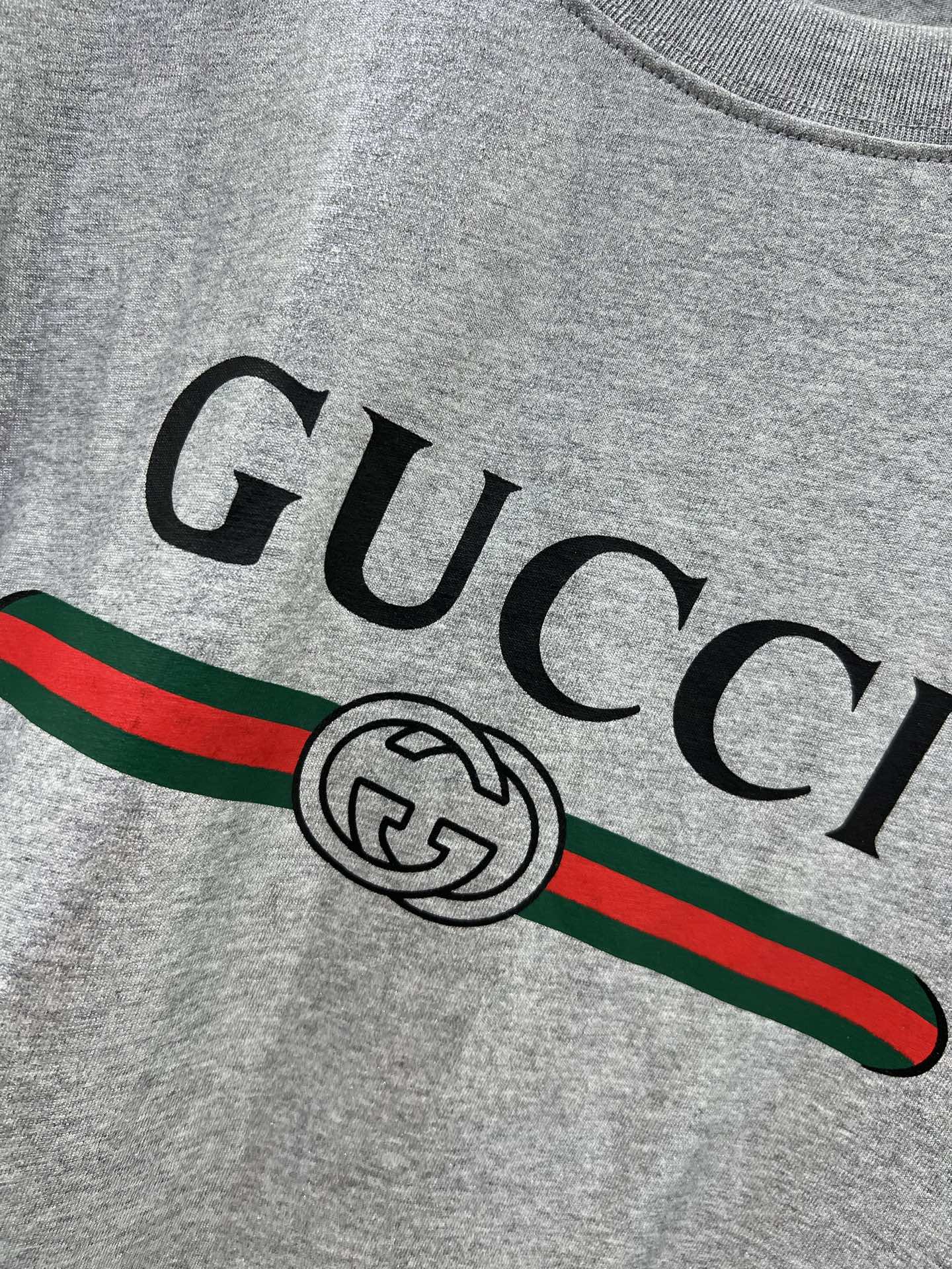 🔥🔥GUCC*25新款短袖T恤 新质感银色光亮感面料 爆款首发，每一件成衣都不仅仅是一件服饰，更是一种个