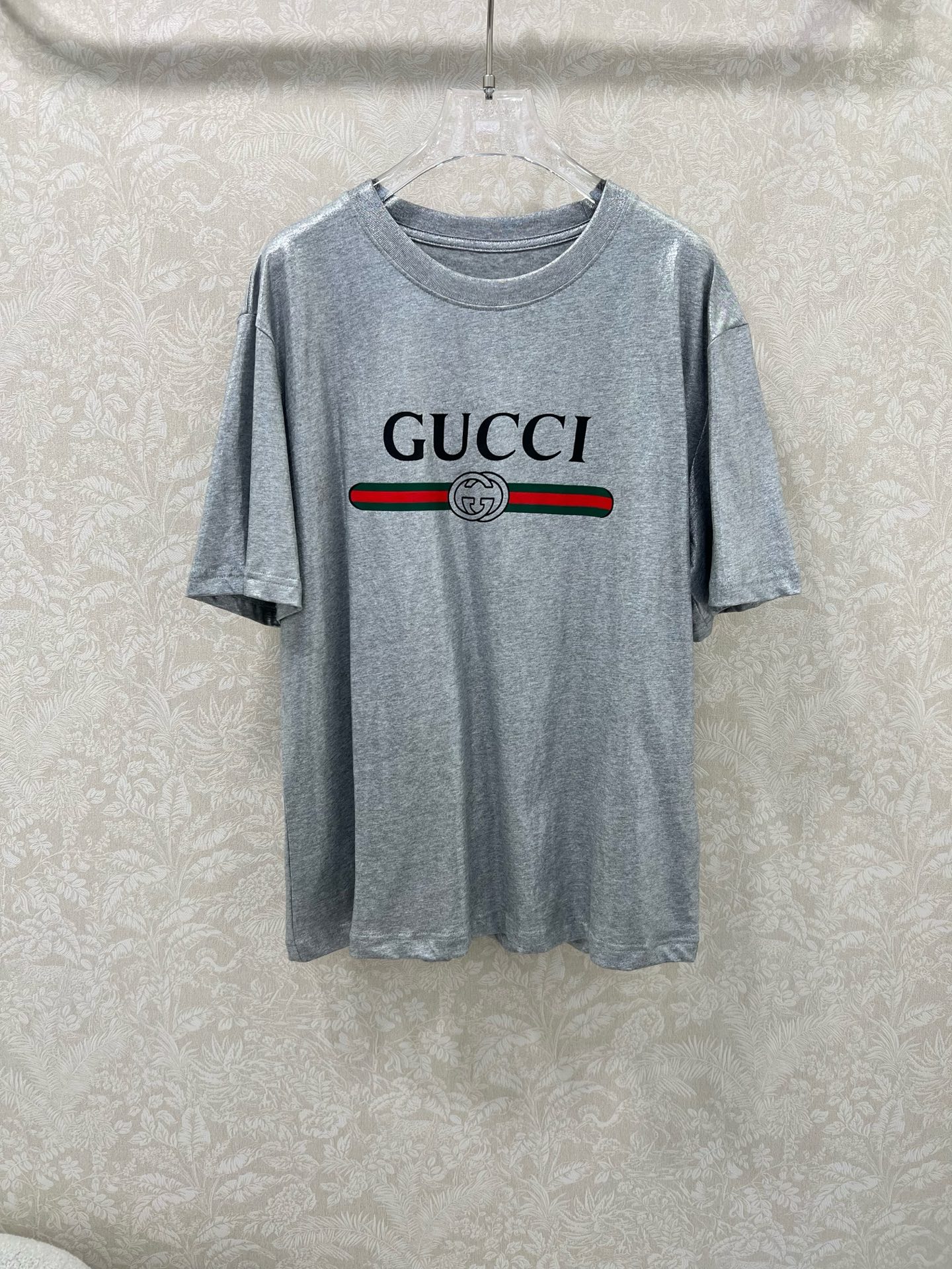 🔥🔥GUCC*25新款短袖T恤 新质感银色光亮感面料 爆款首发，每一件成衣都不仅仅是一件服饰，更是一种个