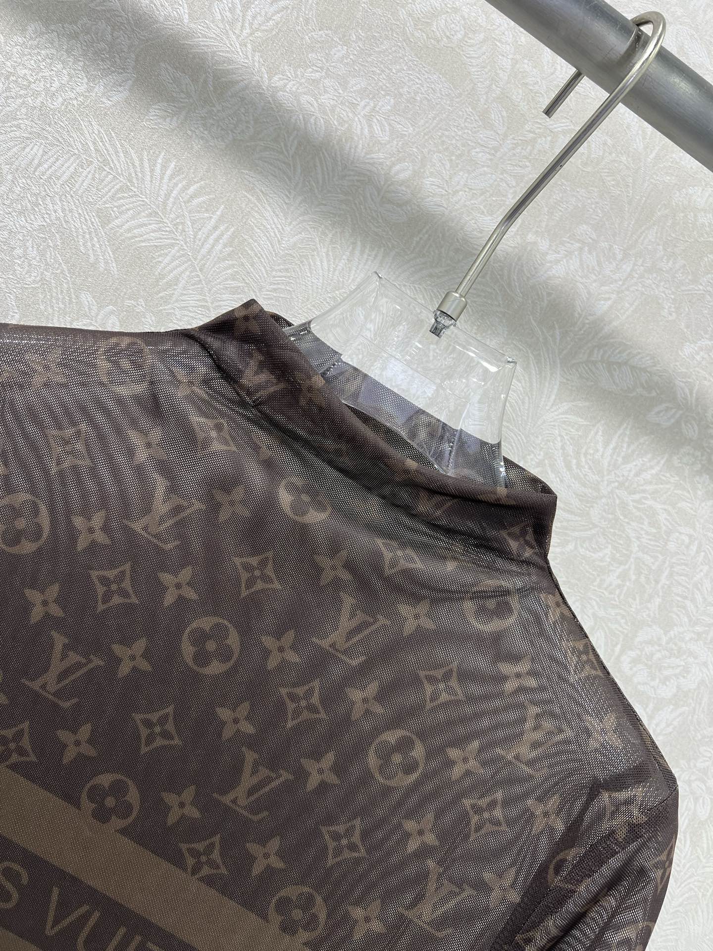 🔥🔥 Louis Vuitt*n25新款小立领网纱打底衫~整体老花印花网纱面料亲肤又透气  胸前字母lo