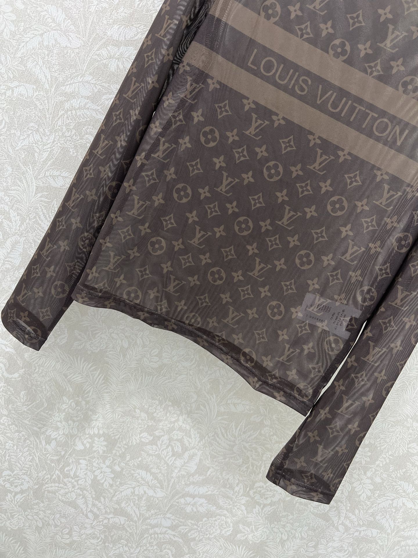 🔥🔥 Louis Vuitt*n25新款小立领网纱打底衫~整体老花印花网纱面料亲肤又透气  胸前字母lo