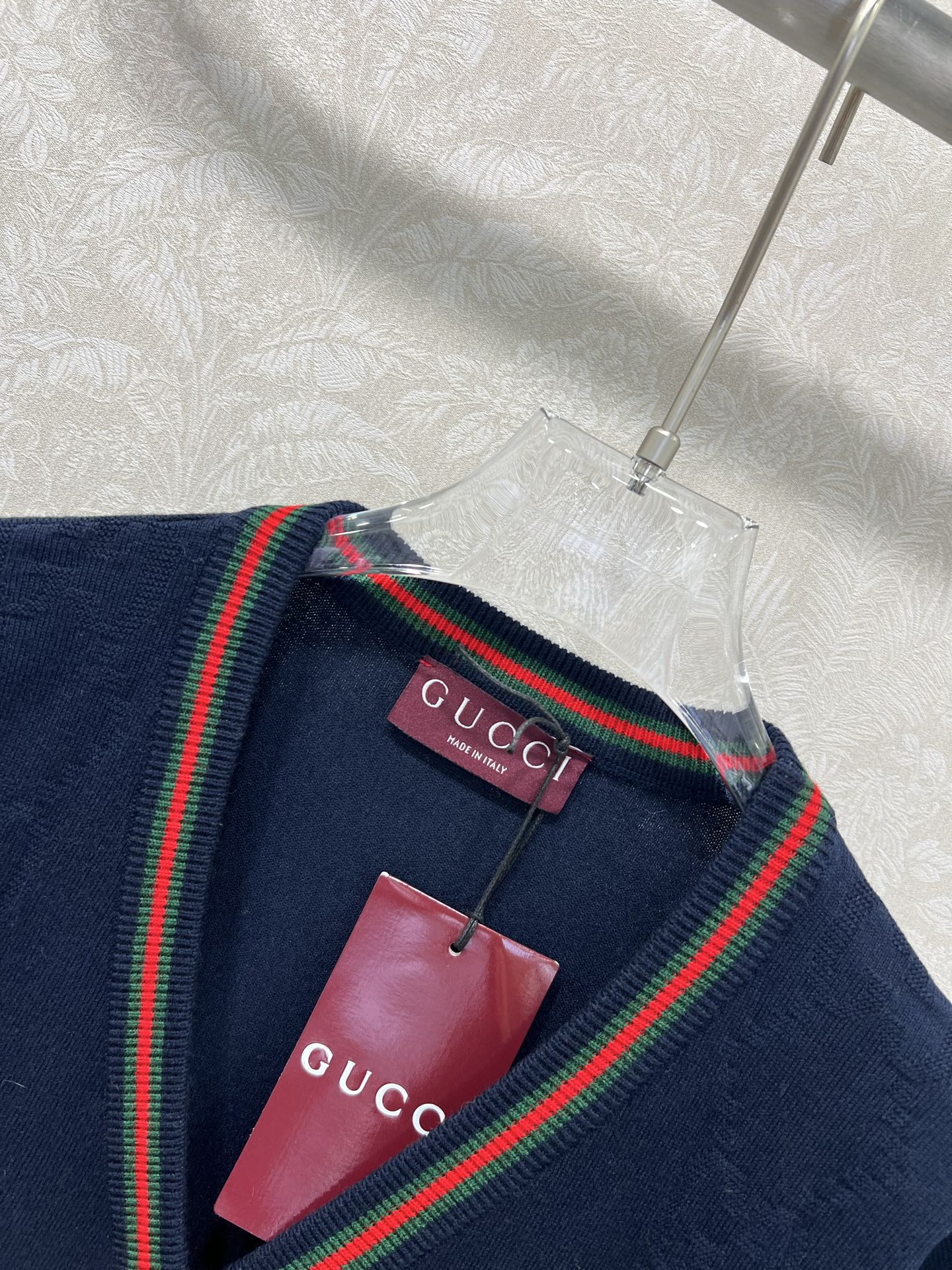 🔥🔥Gucc*25新款单排扣短款针织羊毛开衫 两侧字母logo 提花镂空设计 领边经典红绿撞色 独家高版