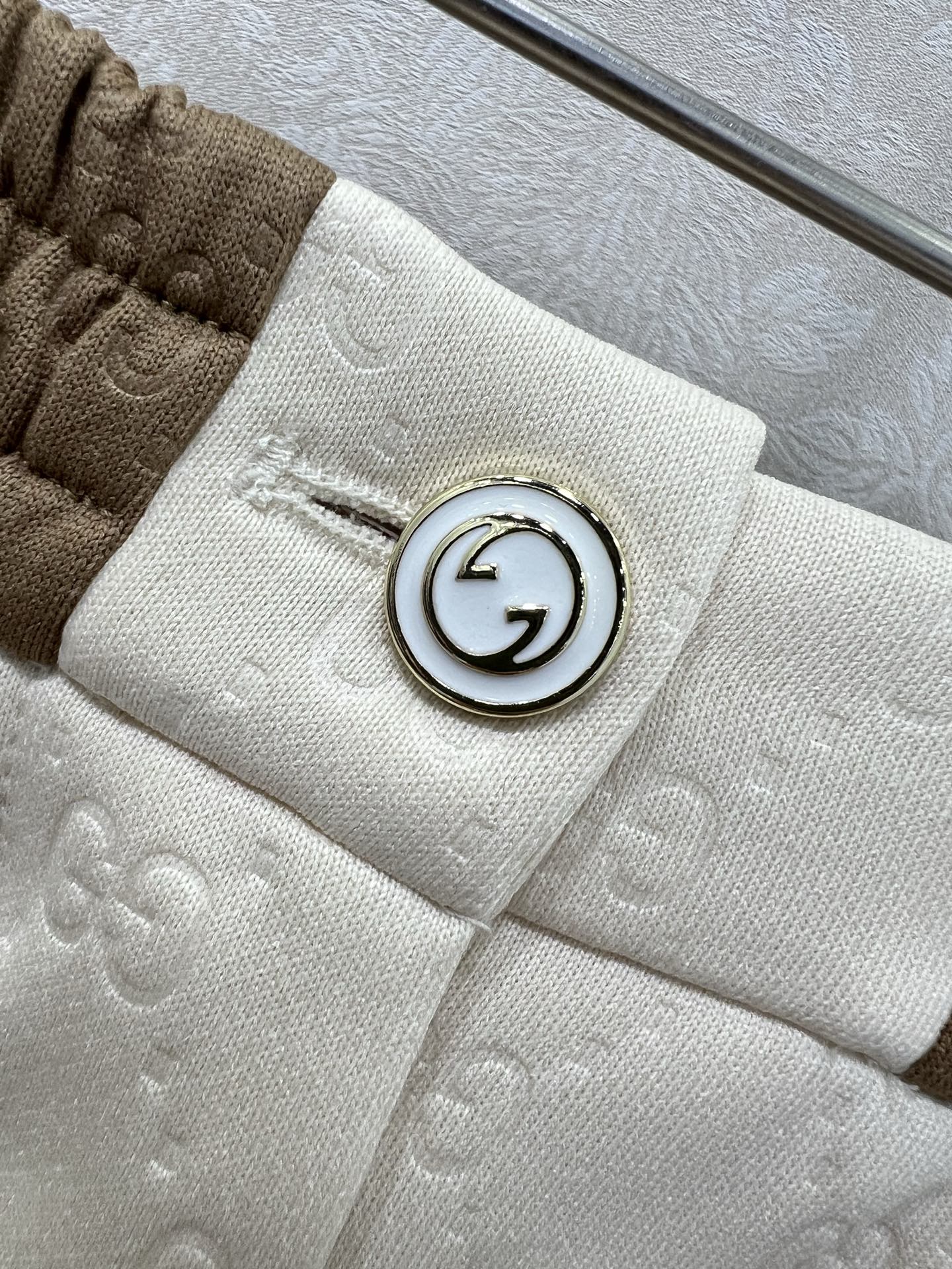 🔥🔥Gucc* 25新款满幅老花双G字母暗纹印花半裙 腰头卡其 两侧马衔扣装饰  超大摆整体计拉长人体比