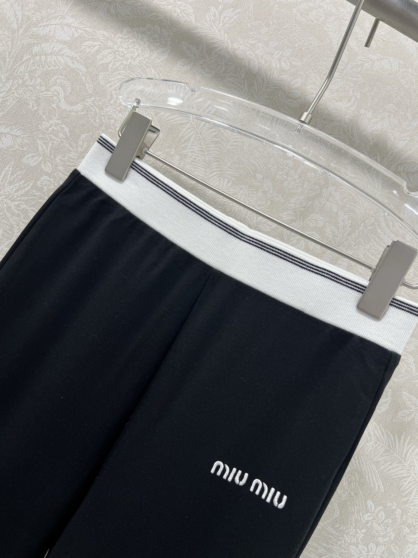🔥🔥miumi*25新款紧身打底裤鲨鱼裤。 腰头撞色弹力织带 裤身miu字母刺绣 纯色黑色真的太炫酷了超
