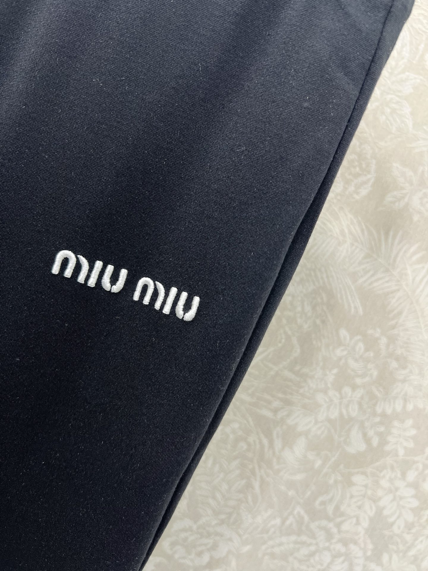 🔥🔥miumi*25新款紧身打底裤鲨鱼裤。 腰头撞色弹力织带 裤身miu字母刺绣 纯色黑色真的太炫酷了超