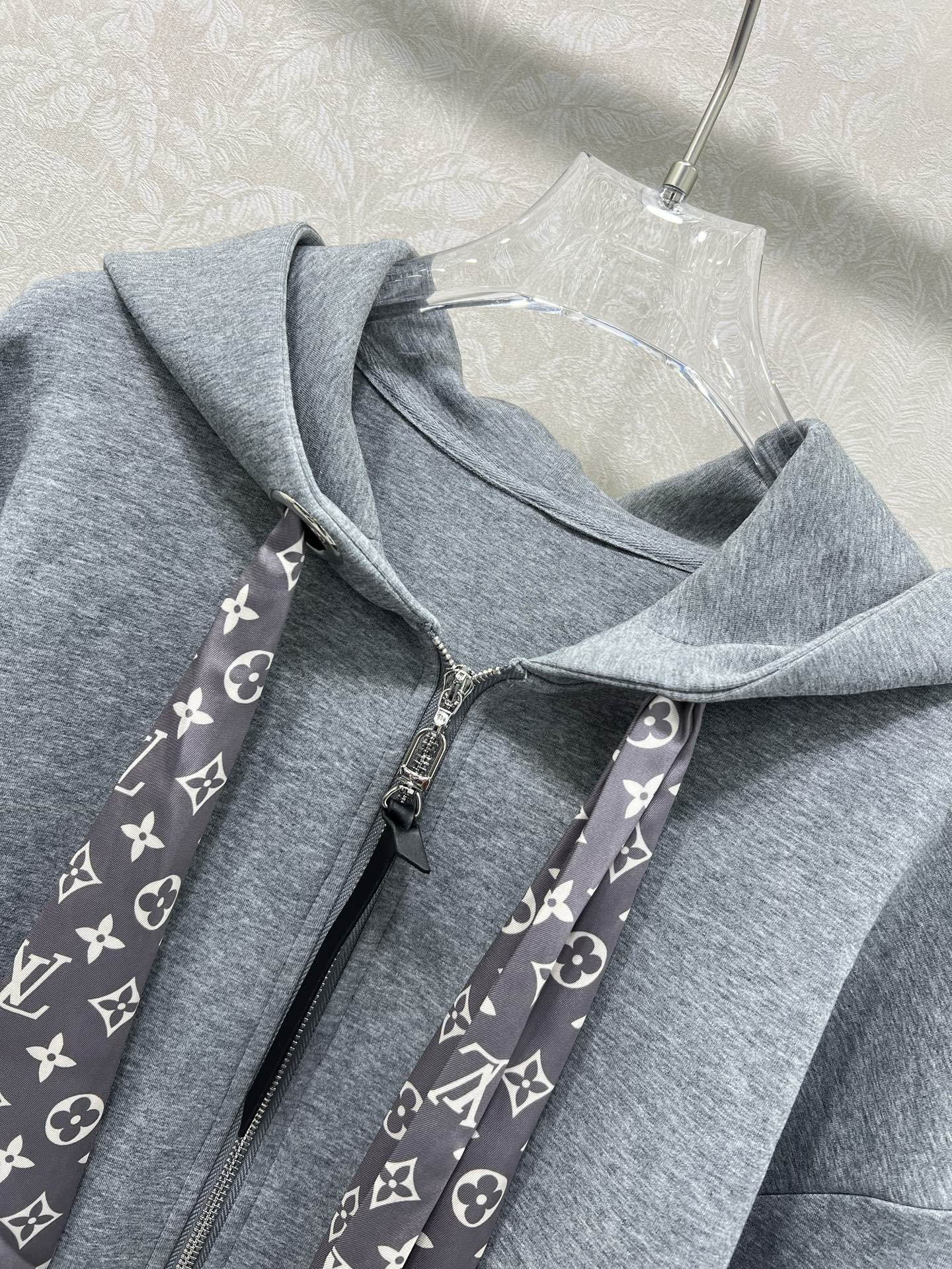🔥🔥 Louis Vuitt*n*25新款搭配老花丝巾套装  整套出售 连帽外套➕阔腿长裤的组合  外套
