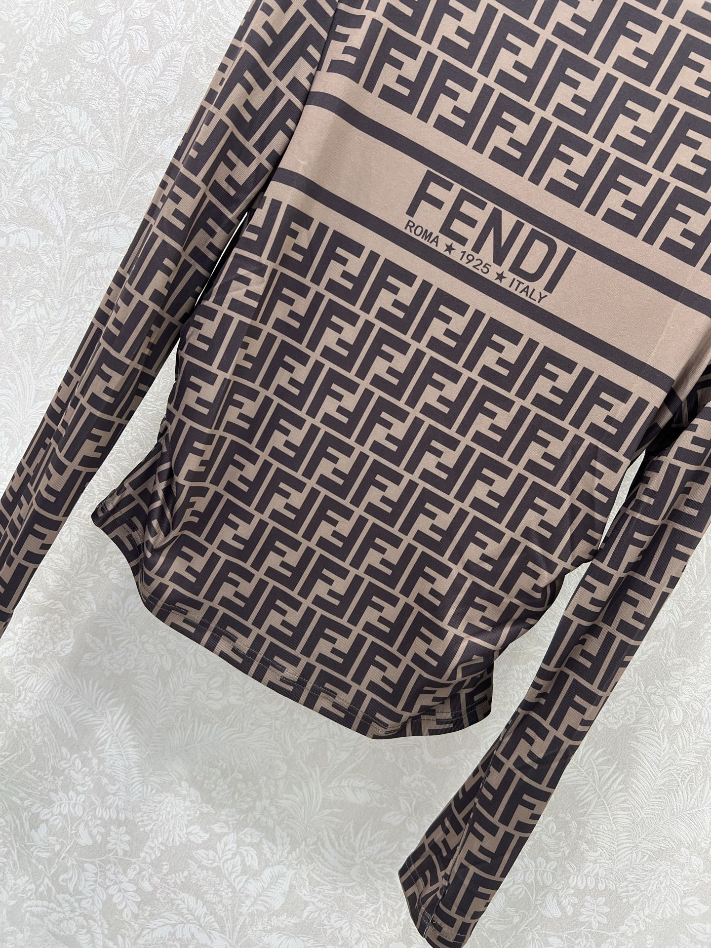 🔥🔥Fend*25新款网纱打底衫~整体F字母老花印花网纱面料亲肤又透气  胸前字母logo  超级轻薄 