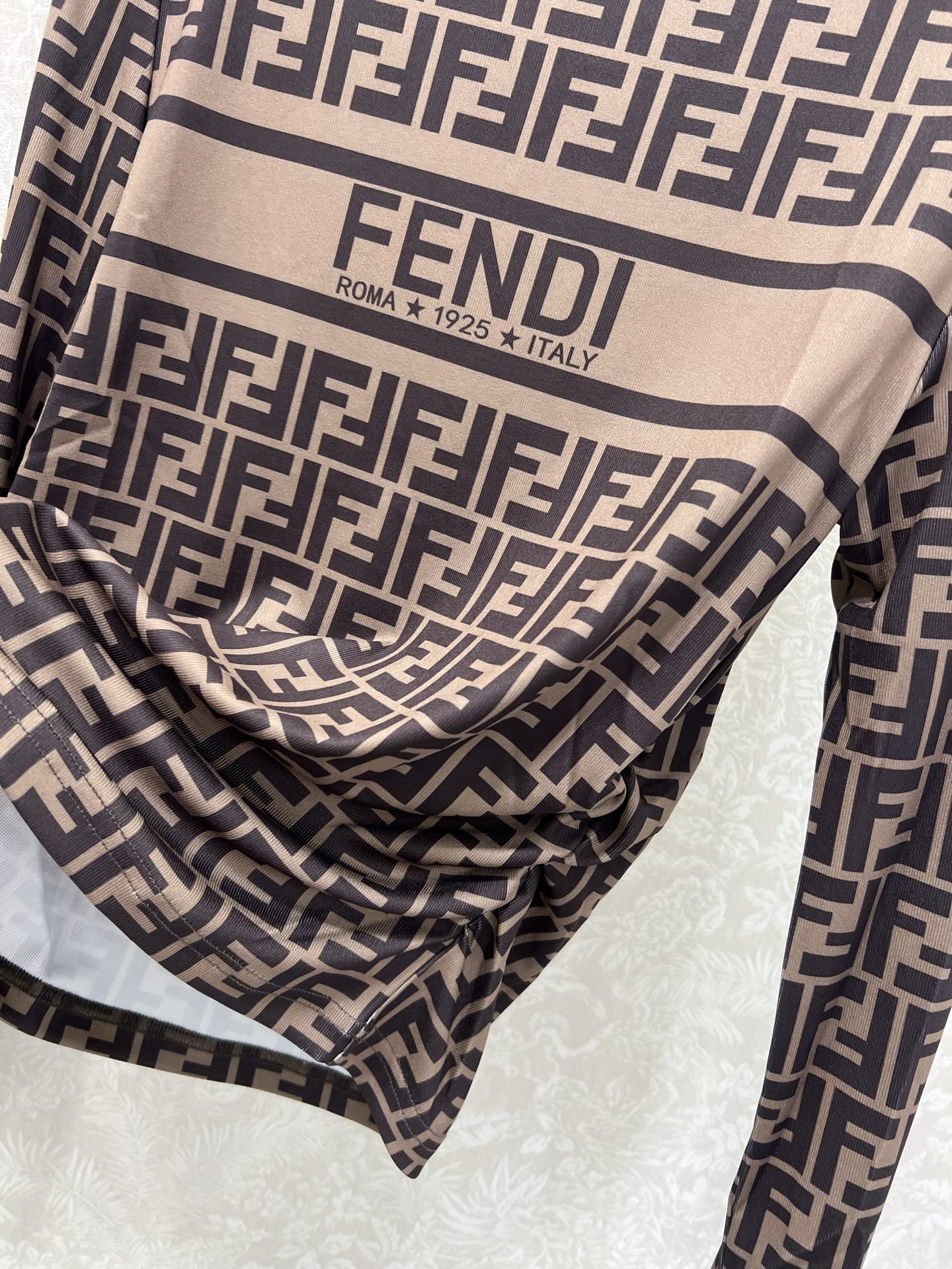 🔥🔥Fend*25新款网纱打底衫~整体F字母老花印花网纱面料亲肤又透气  胸前字母logo  超级轻薄 
