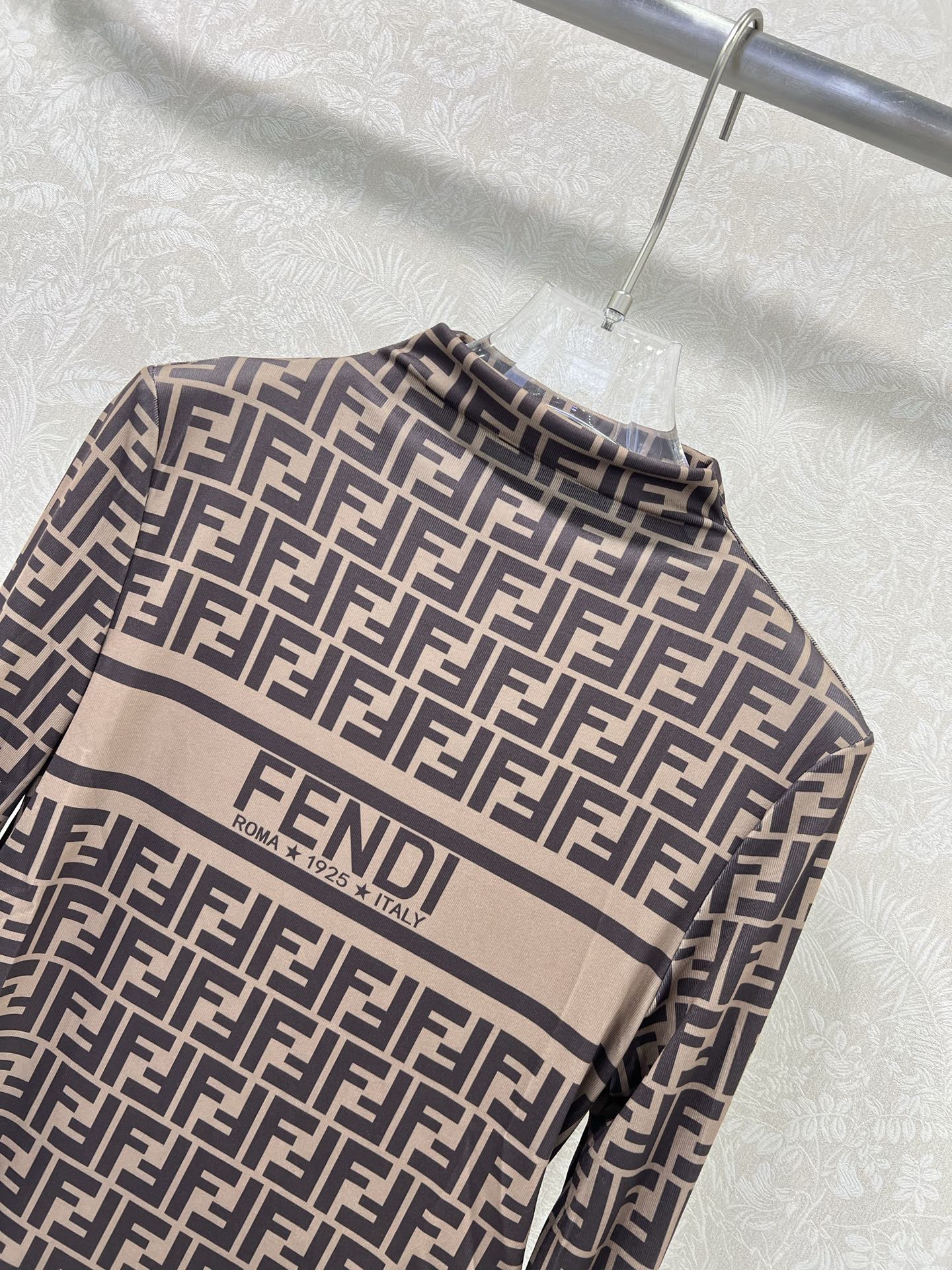 🔥🔥Fend*25新款网纱打底衫~整体F字母老花印花网纱面料亲肤又透气  胸前字母logo  超级轻薄 