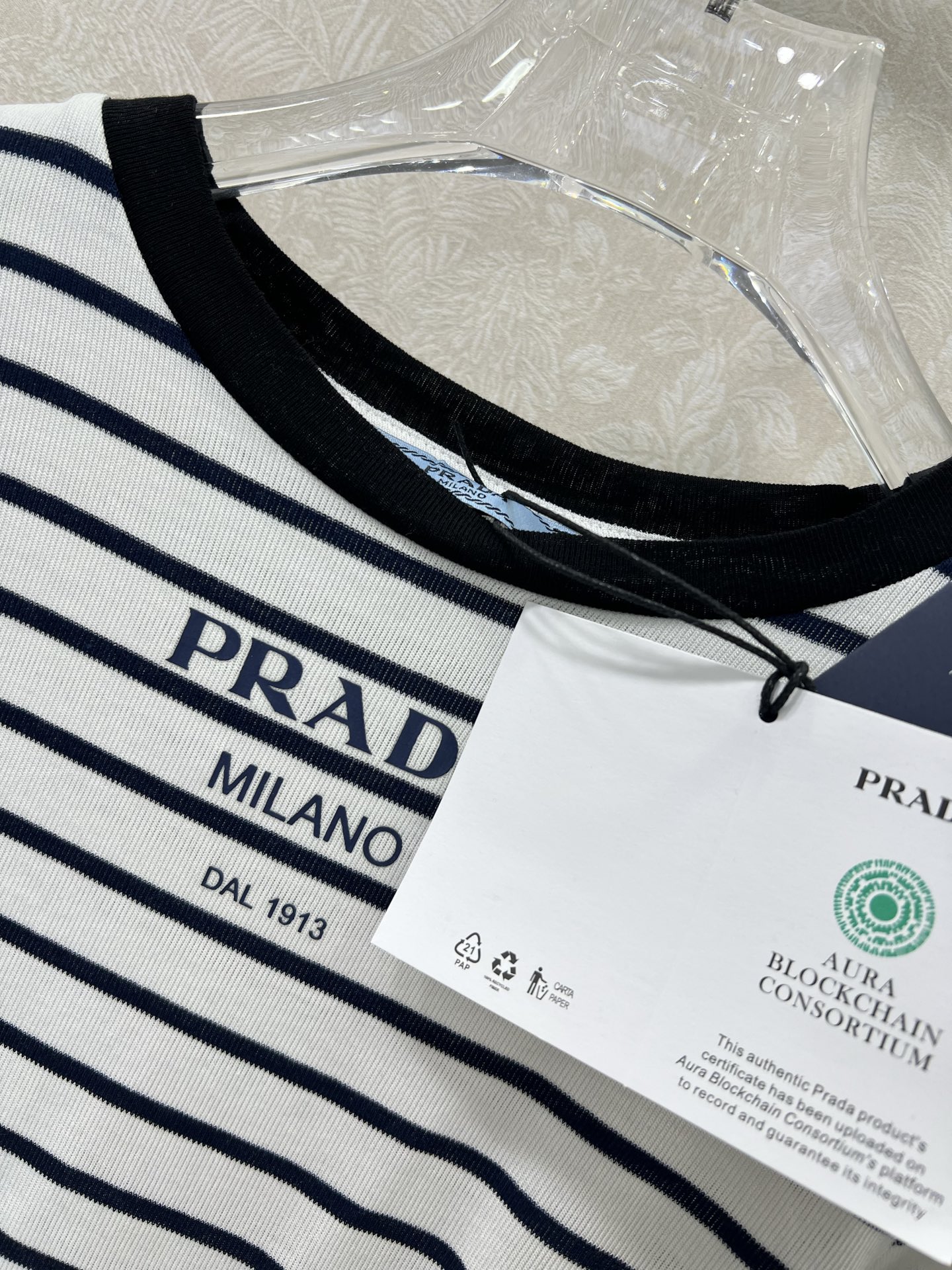 🔥🔥Prad*25修身条纹打底衫 定制YB天丝羊毛材质 质感光泽 弹力十足 圆领长袖打底裁剪 领口与袖口