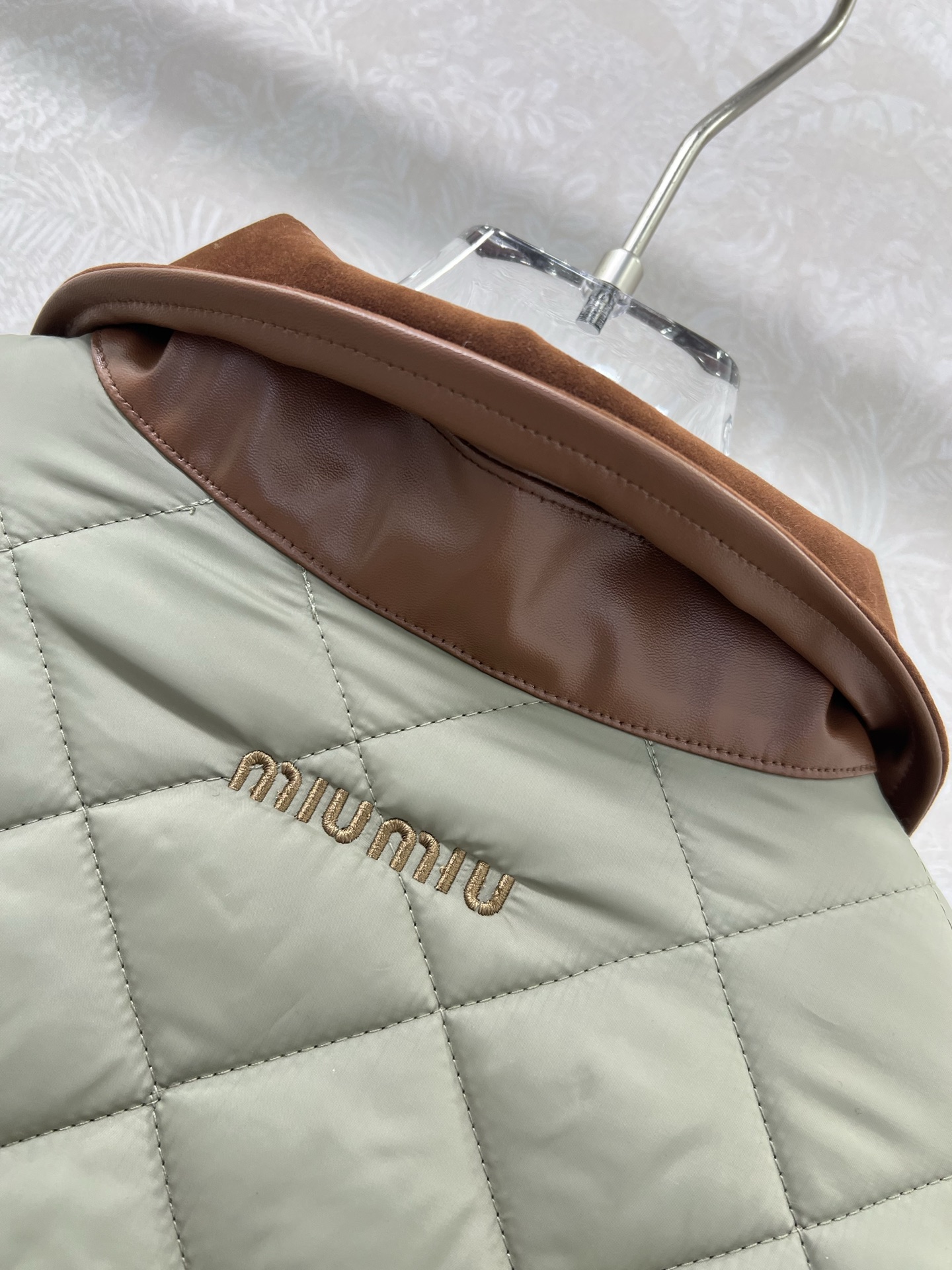 🔥🔥Miumi* 25新款 军绿色菱格纹棉衣外套 高版出品！官网在售，同款！前中袋口重工对格裁剪，搭配利