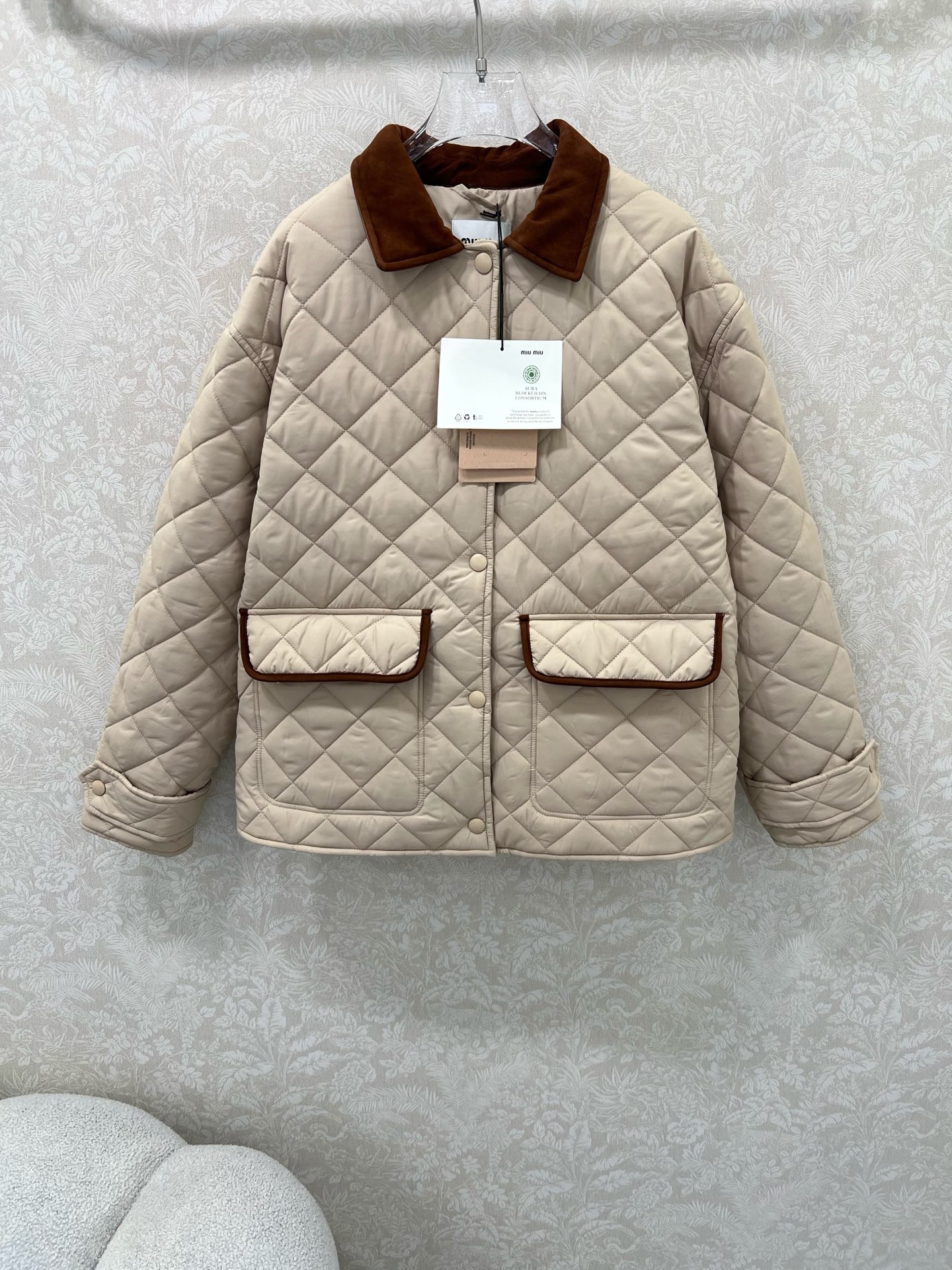 🔥🔥Miumi* 25新款杏色菱格纹棉衣外套 高版出品！官网在售，同款！前中袋口重工对格裁剪，搭配利落N