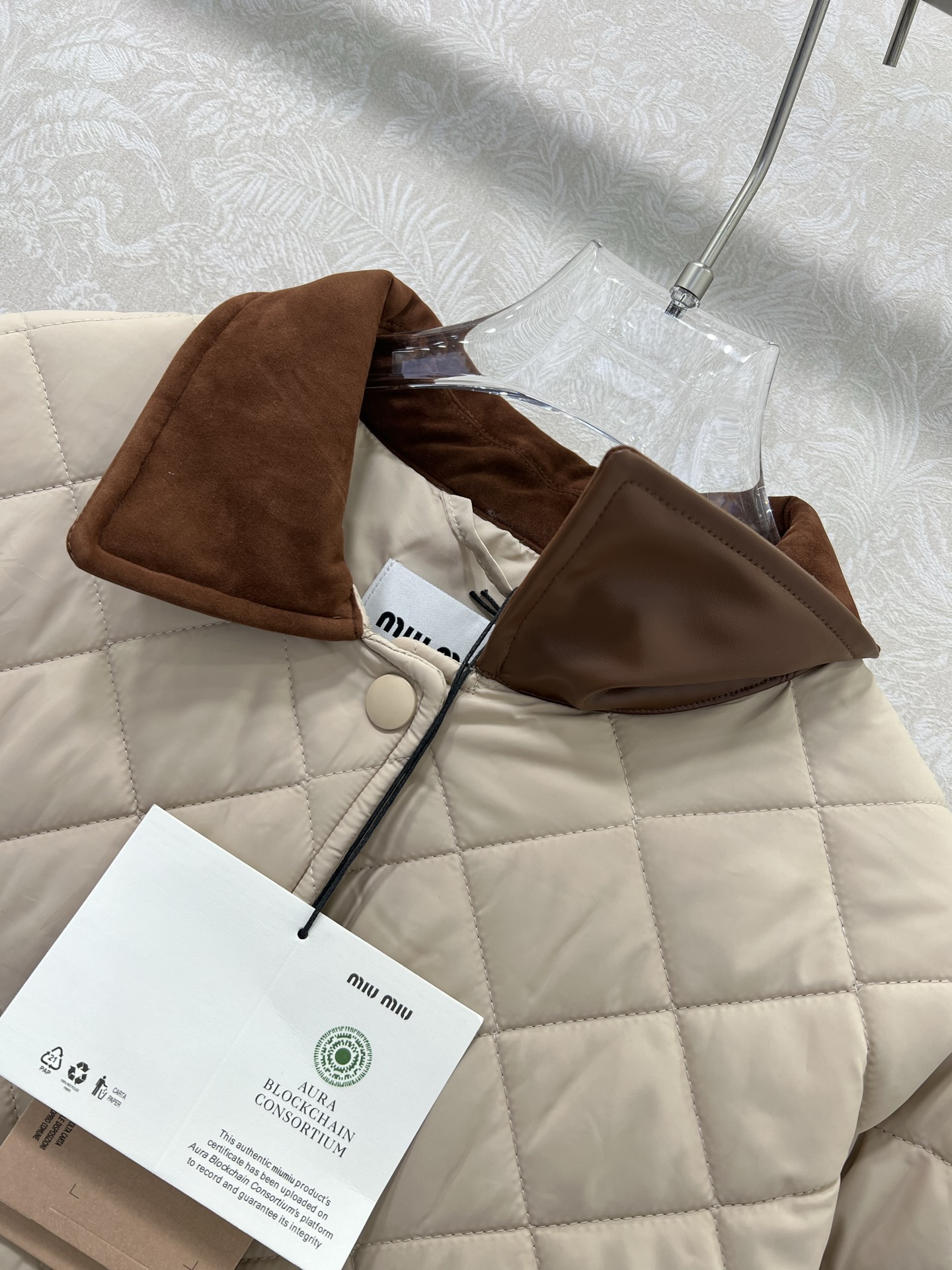 🔥🔥Miumi* 25新款杏色菱格纹棉衣外套 高版出品！官网在售，同款！前中袋口重工对格裁剪，搭配利落N