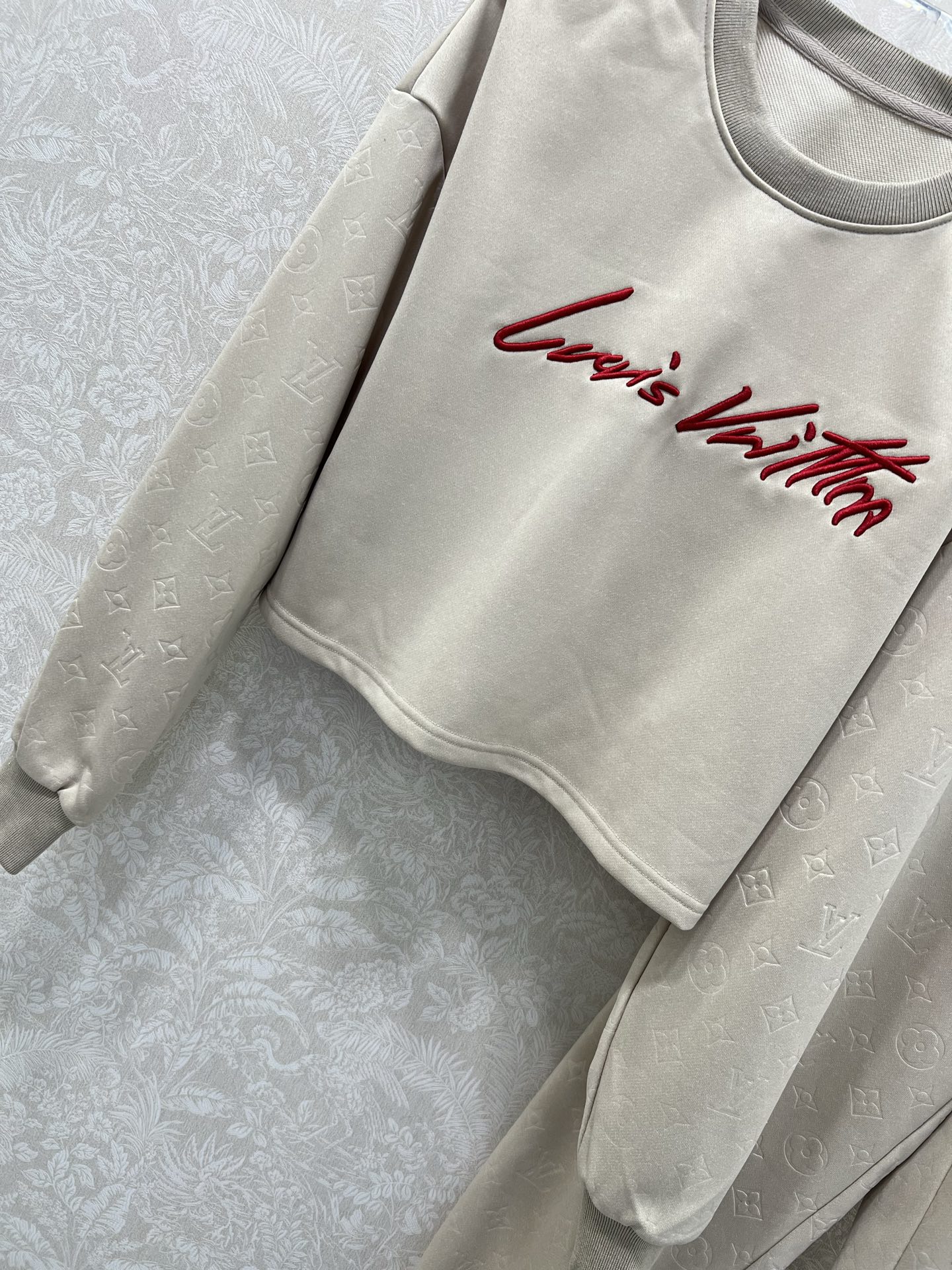 🔥🔥 Louis Vuitt*n*25新款休闲运动套装 整套出售 圆领长袖套头➕束脚长裤的组合  上衣裤