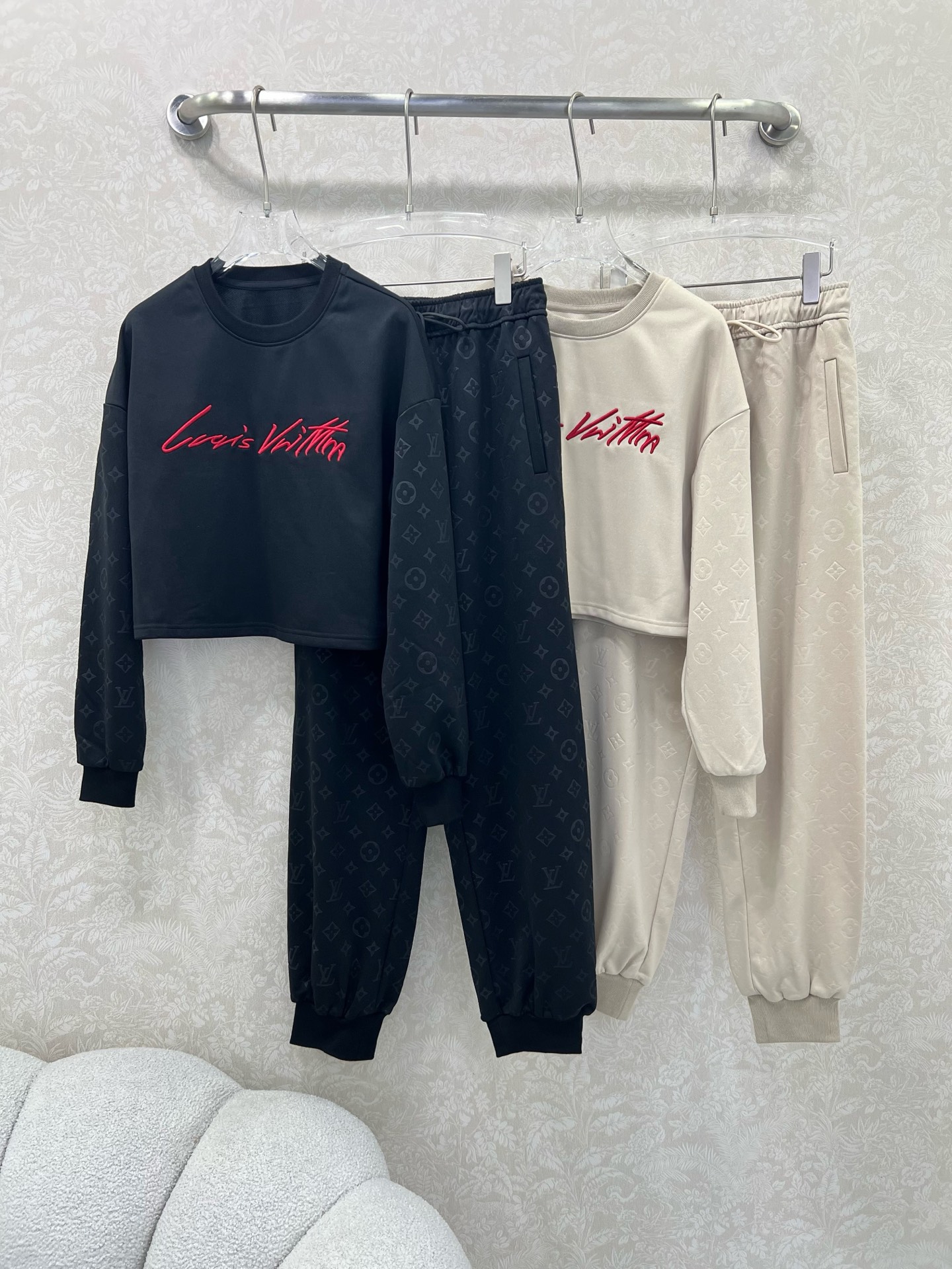 🔥🔥 Louis Vuitt*n*25新款休闲运动套装 整套出售 圆领长袖套头➕束脚长裤的组合  上衣裤