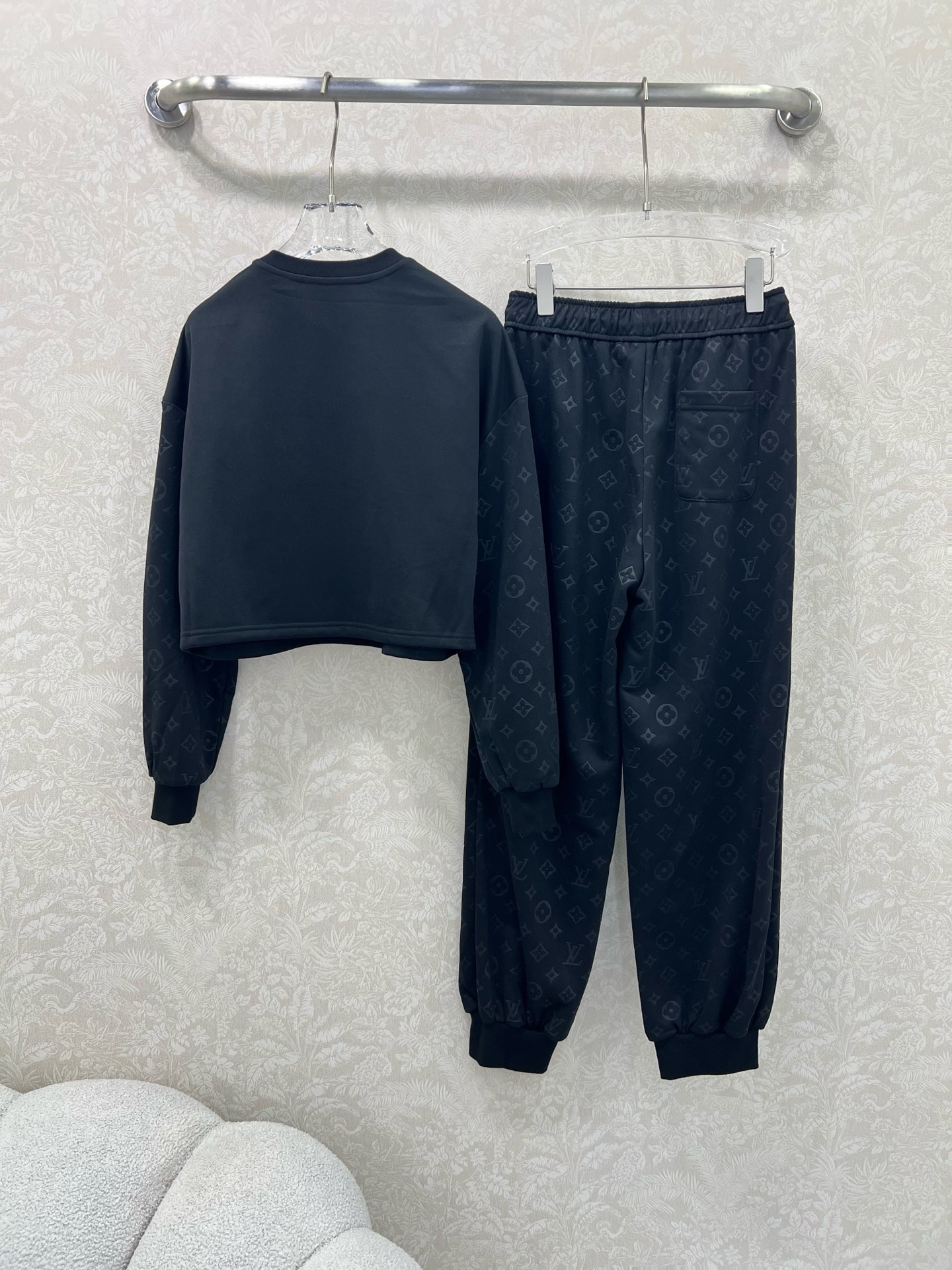 🔥🔥 Louis Vuitt*n*25新款休闲运动套装 整套出售 圆领长袖套头➕束脚长裤的组合  上衣裤