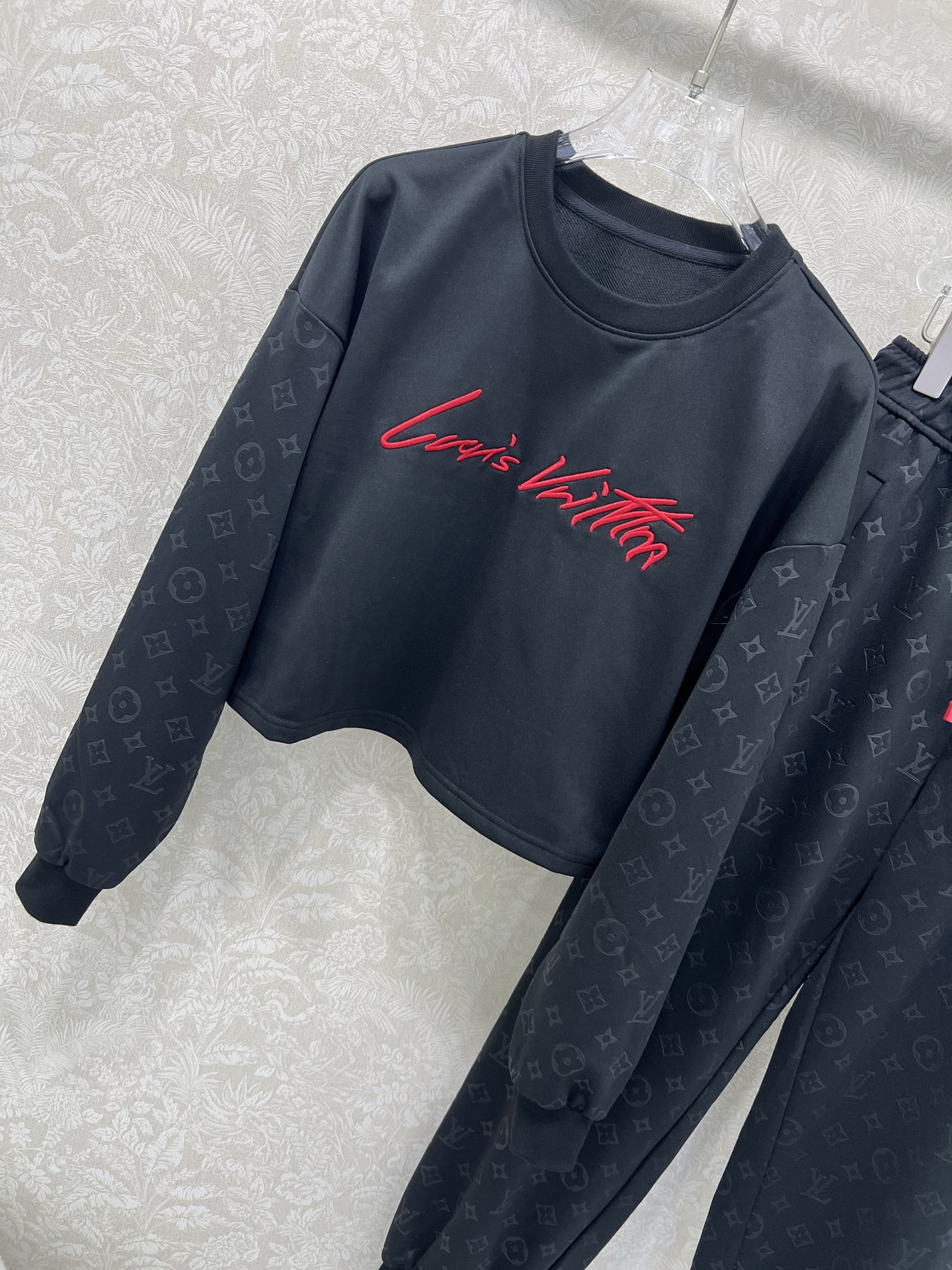 🔥🔥 Louis Vuitt*n*25新款休闲运动套装 整套出售 圆领长袖套头➕束脚长裤的组合  上衣裤