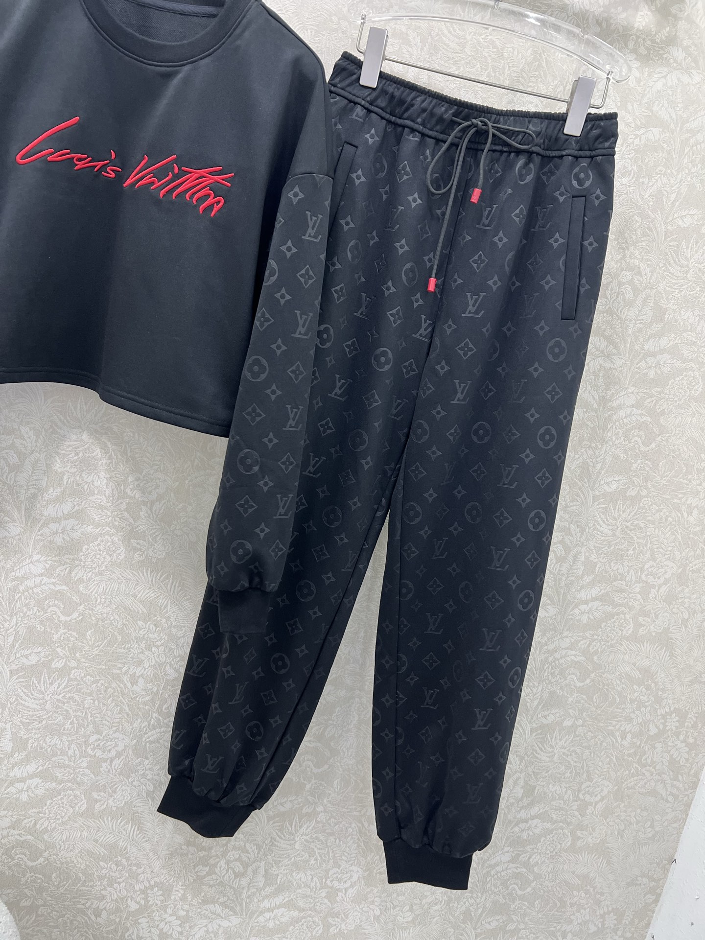 🔥🔥 Louis Vuitt*n*25新款休闲运动套装 整套出售 圆领长袖套头➕束脚长裤的组合  上衣裤