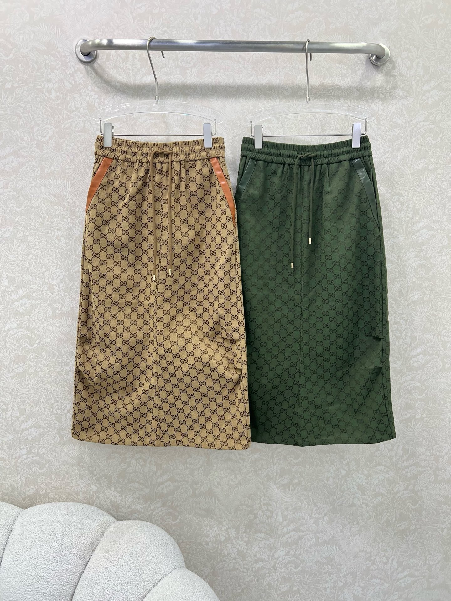 🔥🔥Gucc*25新款双G提花腰头抽绳直筒半裙 后开叉复古街头美感造型神器！口袋两侧拼洗水皮 裙身小褶皱