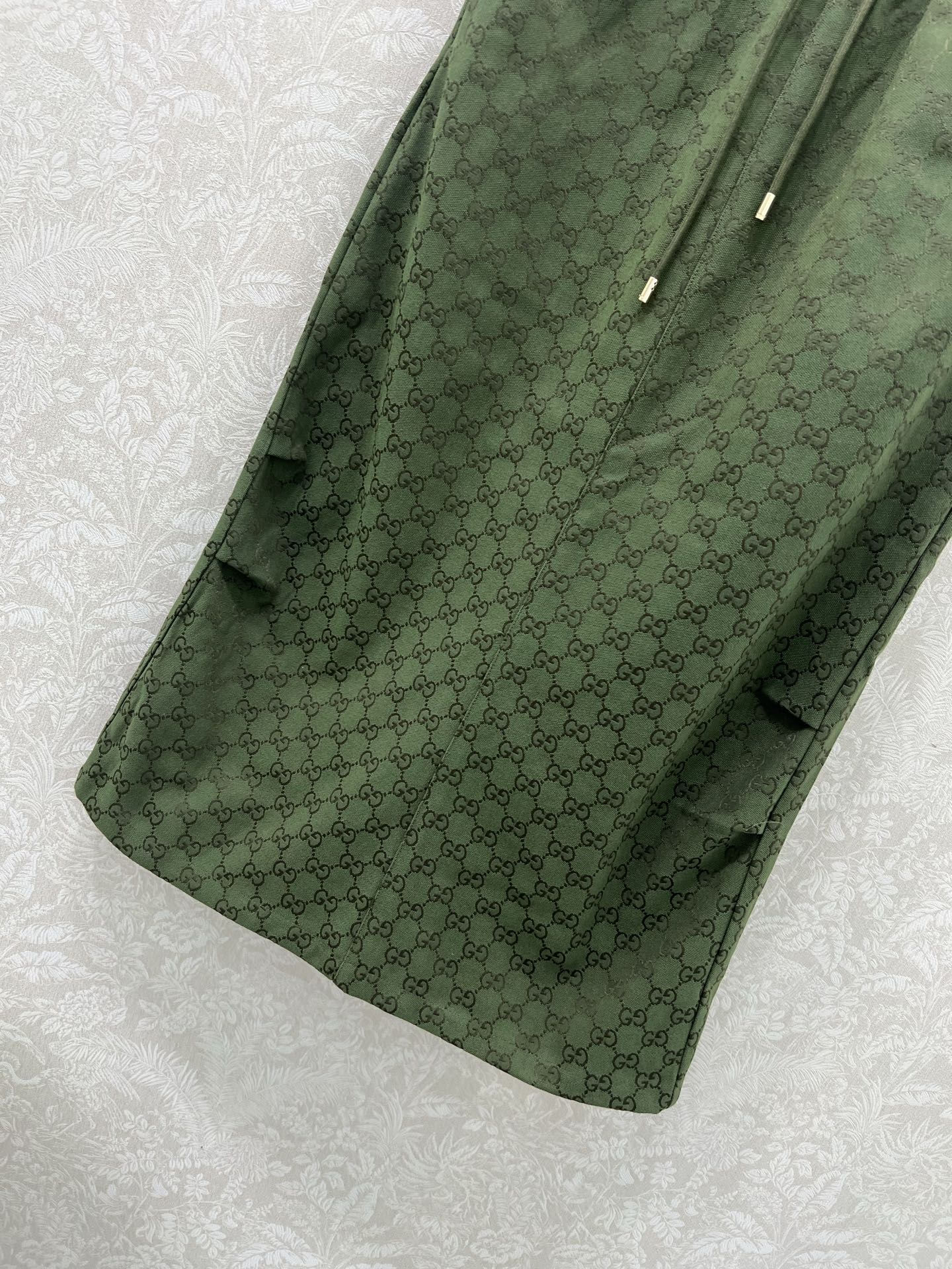 🔥🔥Gucc*25新款双G提花腰头抽绳直筒半裙 后开叉复古街头美感造型神器！口袋两侧拼洗水皮 裙身小褶皱