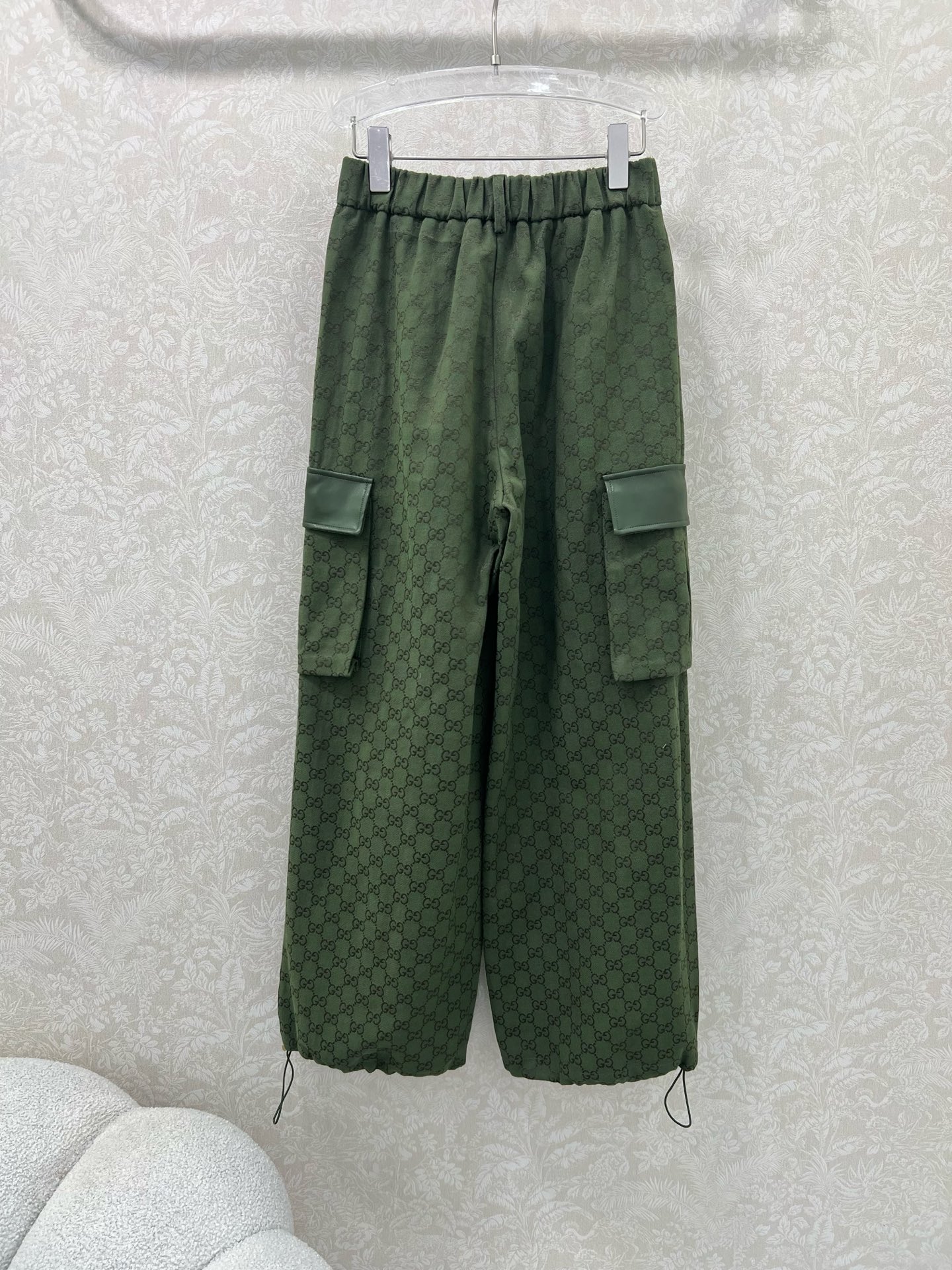 🔥🔥Gucc*25新款双G提花腰头单粒扣阔腿裤 复古街头美感造型神器！口袋两侧以及裤身拼洗水皮装饰 小褶