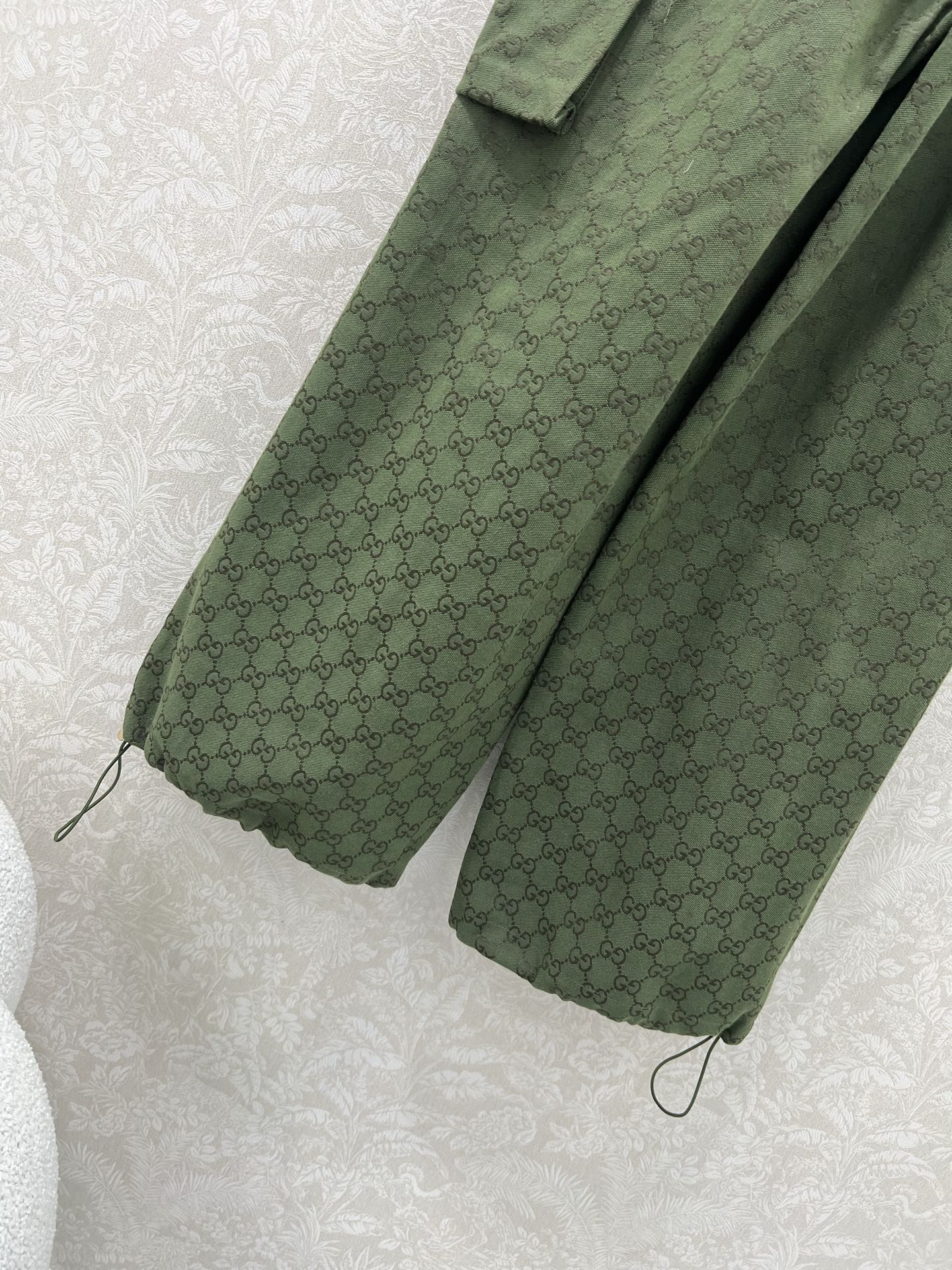 🔥🔥Gucc*25新款双G提花腰头单粒扣阔腿裤 复古街头美感造型神器！口袋两侧以及裤身拼洗水皮装饰 小褶