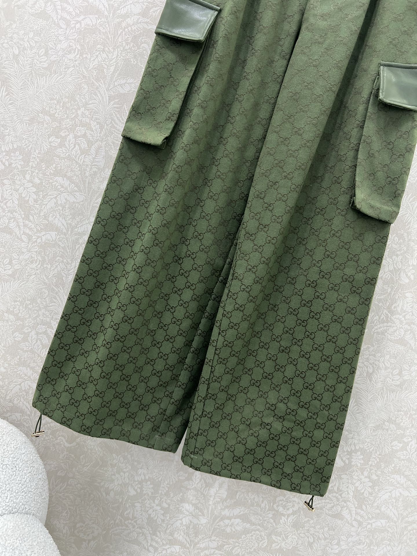 🔥🔥Gucc*25新款双G提花腰头单粒扣阔腿裤 复古街头美感造型神器！口袋两侧以及裤身拼洗水皮装饰 小褶