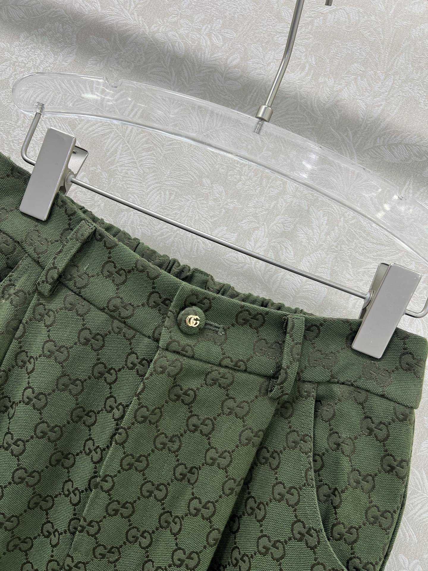 🔥🔥Gucc*25新款双G提花腰头单粒扣阔腿裤 复古街头美感造型神器！口袋两侧以及裤身拼洗水皮装饰 小褶