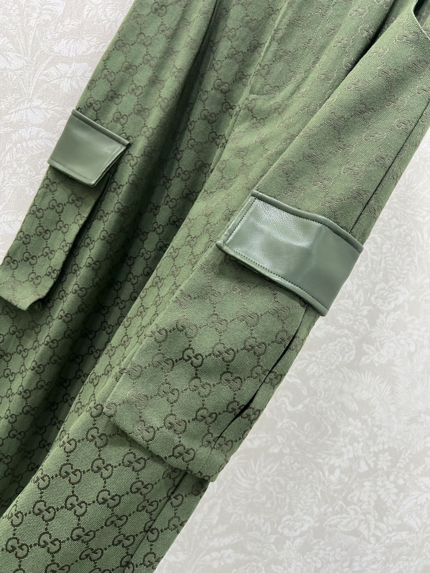 🔥🔥Gucc*25新款双G提花腰头单粒扣阔腿裤 复古街头美感造型神器！口袋两侧以及裤身拼洗水皮装饰 小褶