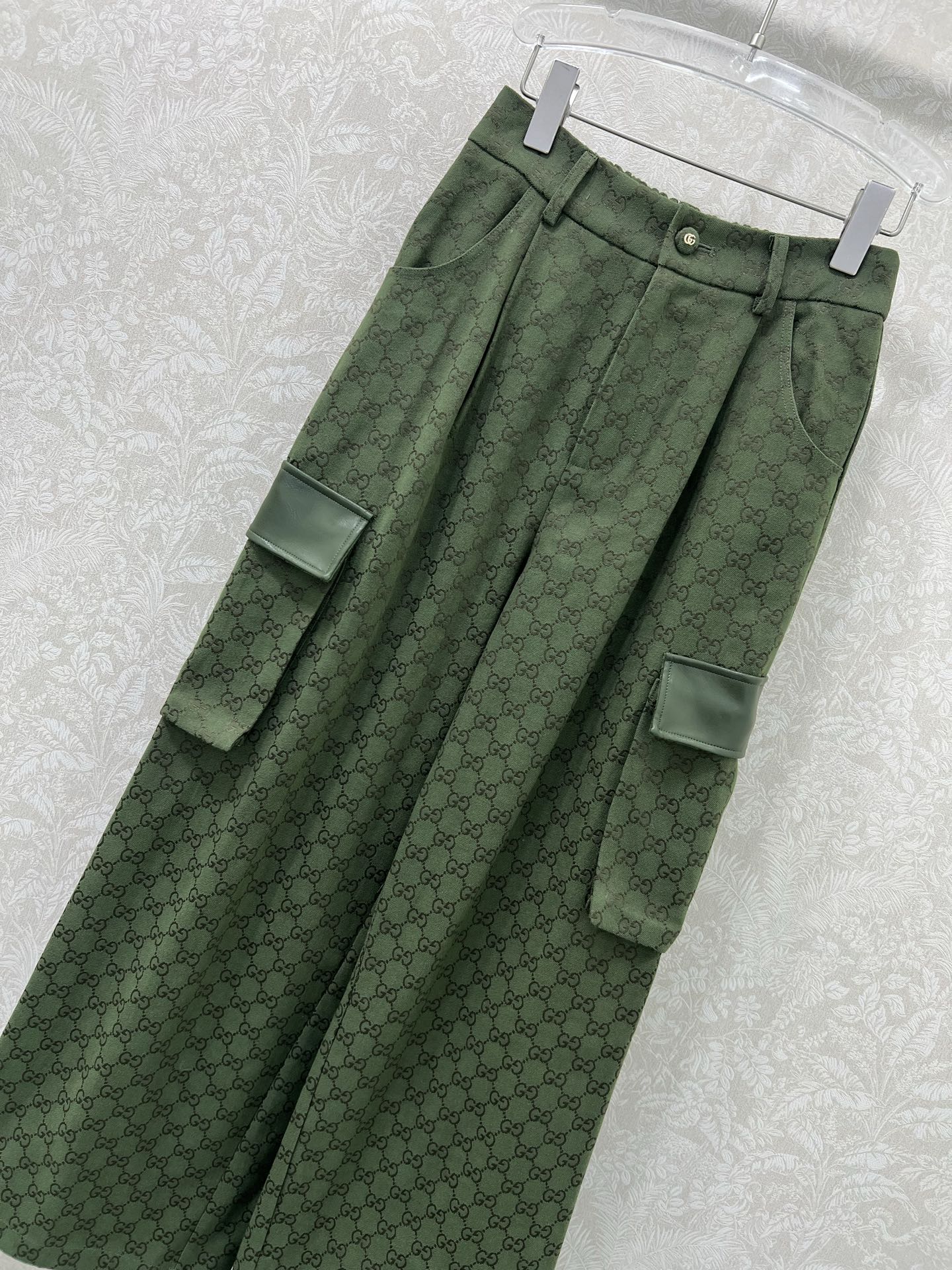 🔥🔥Gucc*25新款双G提花腰头单粒扣阔腿裤 复古街头美感造型神器！口袋两侧以及裤身拼洗水皮装饰 小褶