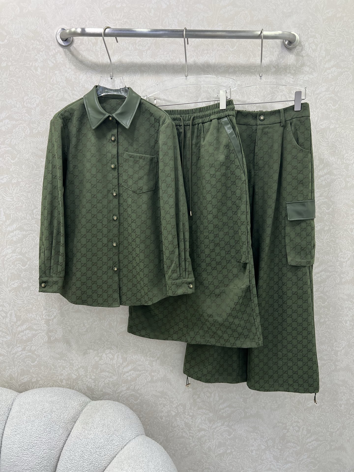 Customized Double G-Shirt Collage and Gold Bag: Fashionable Accessories for Bad-Ass Girls - 图片 8