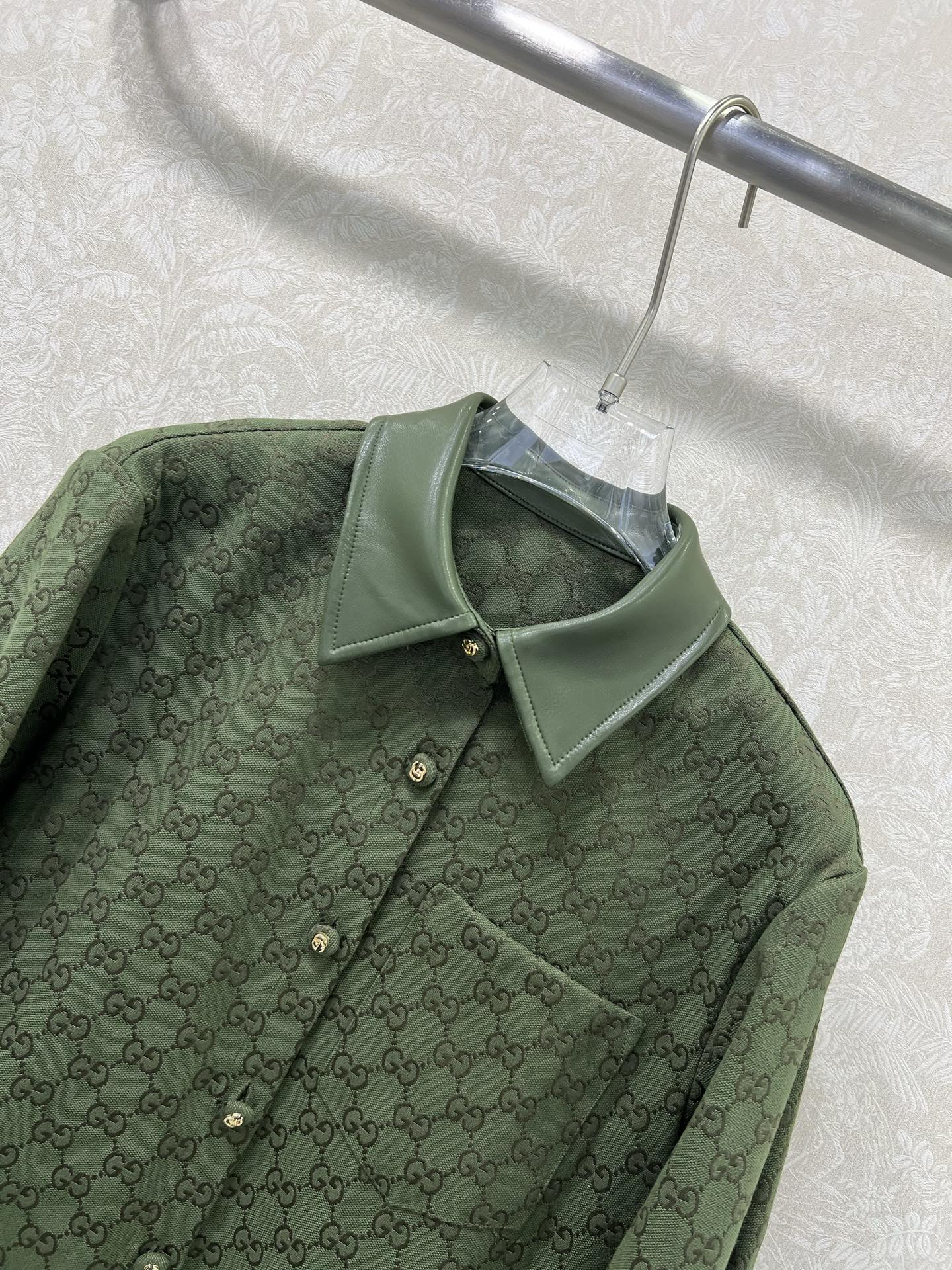 Customized Double G-Shirt Collage and Gold Bag: Fashionable Accessories for Bad-Ass Girls - 图片 2