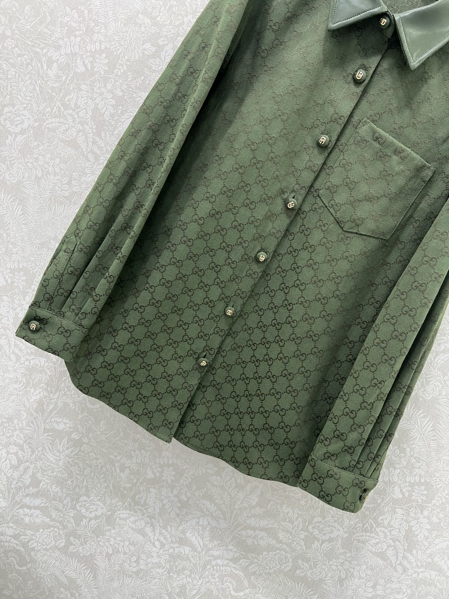 Customized Double G-Shirt Collage and Gold Bag: Fashionable Accessories for Bad-Ass Girls - 图片 4