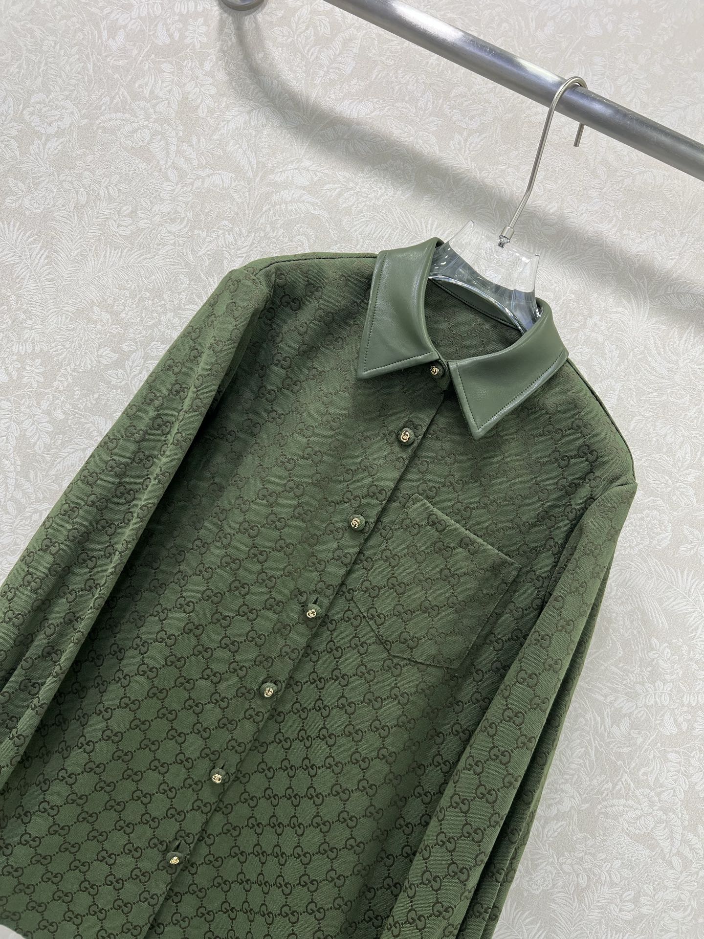 Customized Double G-Shirt Collage and Gold Bag: Fashionable Accessories for Bad-Ass Girls - 图片 3