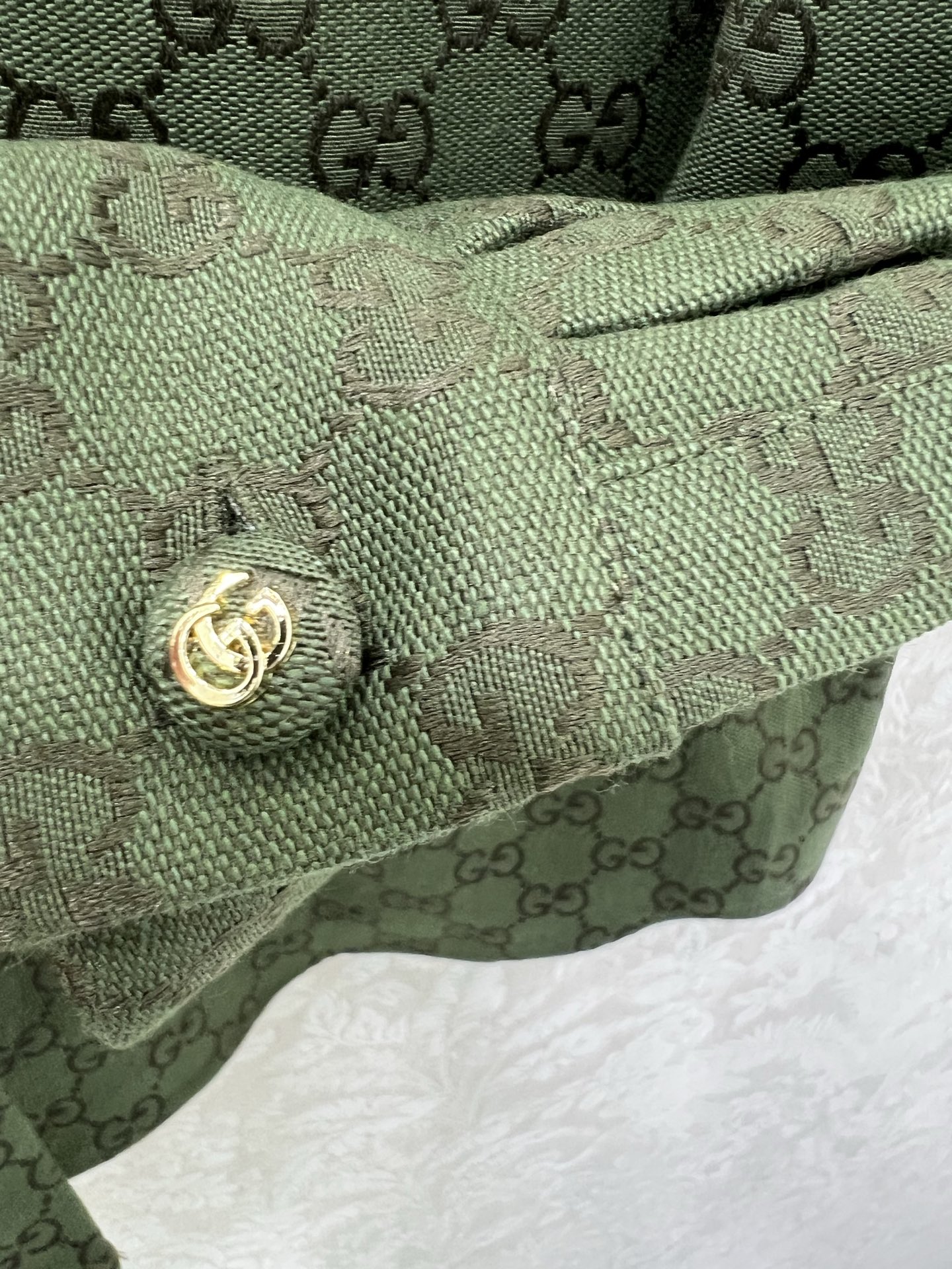 Customized Double G-Shirt Collage and Gold Bag: Fashionable Accessories for Bad-Ass Girls - 图片 5