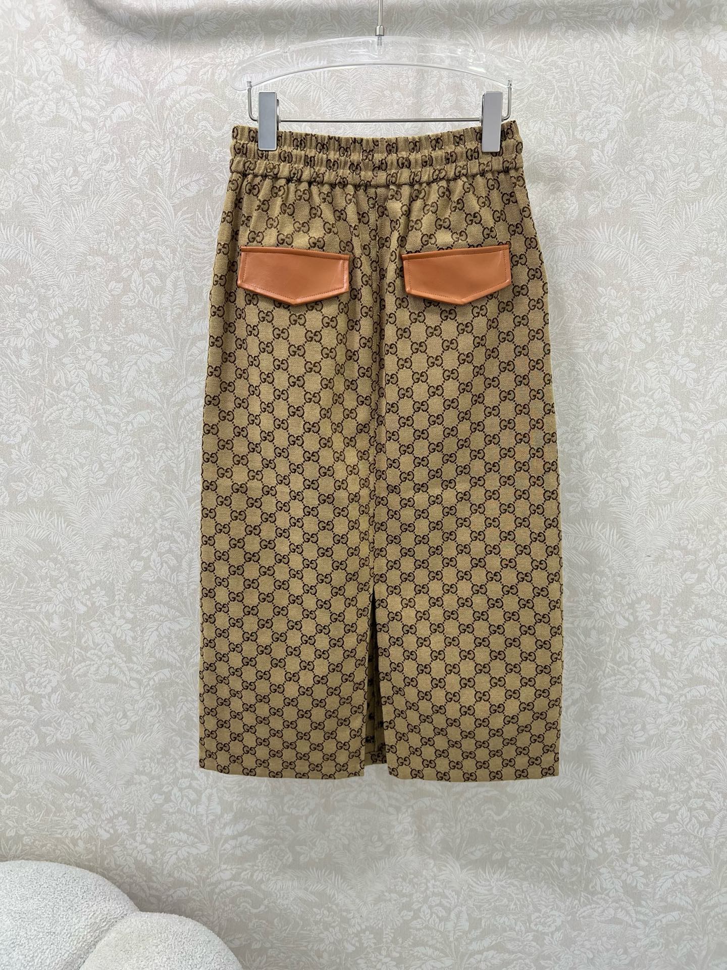 🔥🔥Gucc*25新款双G提花腰头抽绳直筒半裙 后开叉复古街头美感造型神器！口袋两侧拼洗水皮 裙身小褶皱