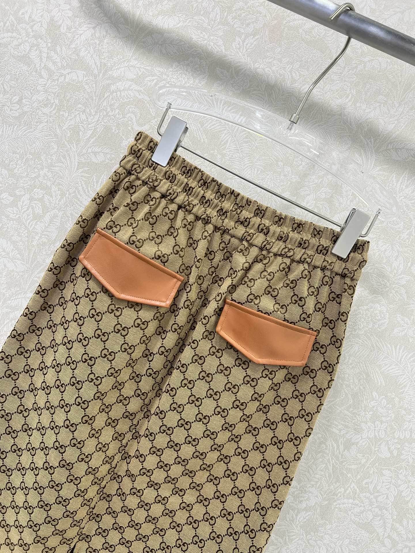 🔥🔥Gucc*25新款双G提花腰头抽绳直筒半裙 后开叉复古街头美感造型神器！口袋两侧拼洗水皮 裙身小褶皱