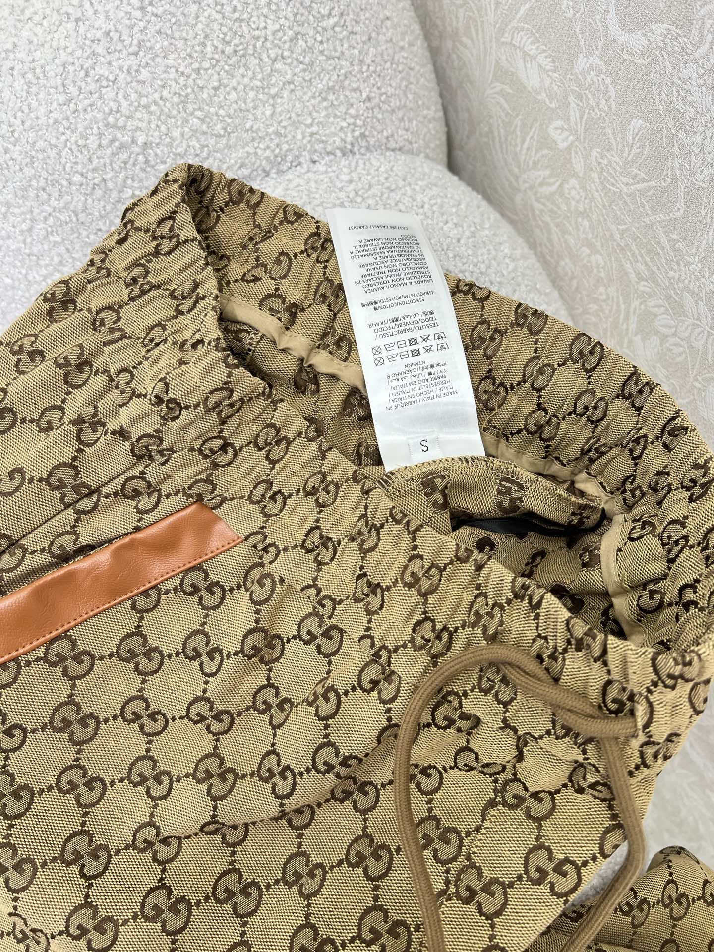 🔥🔥Gucc*25新款双G提花腰头抽绳直筒半裙 后开叉复古街头美感造型神器！口袋两侧拼洗水皮 裙身小褶皱