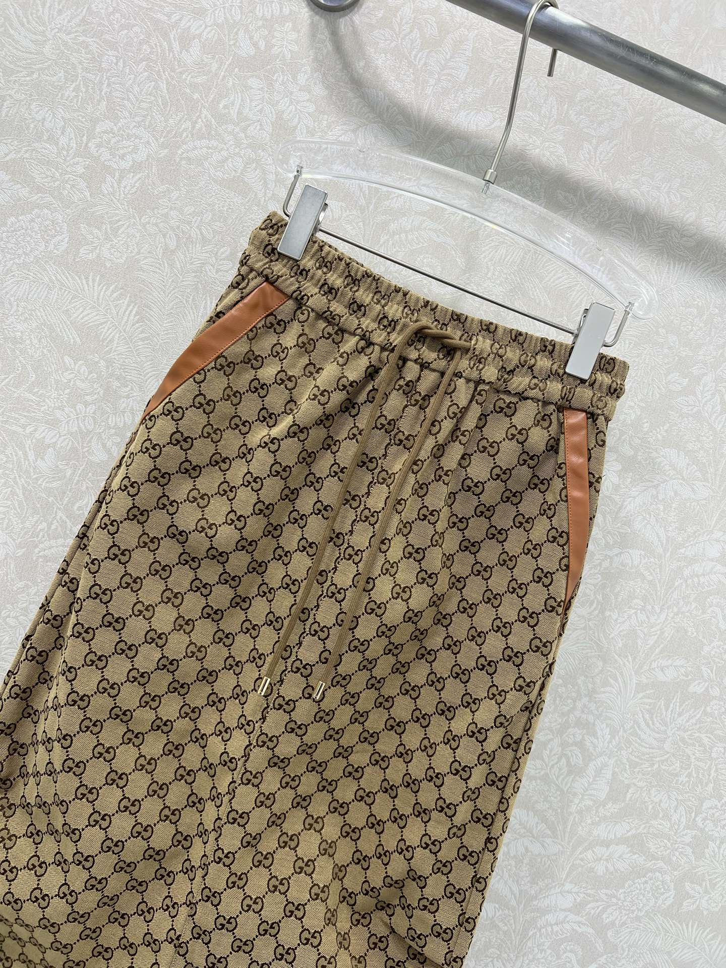 🔥🔥Gucc*25新款双G提花腰头抽绳直筒半裙 后开叉复古街头美感造型神器！口袋两侧拼洗水皮 裙身小褶皱