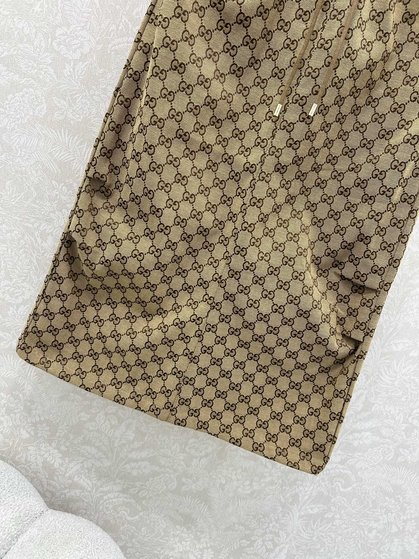 🔥🔥Gucc*25新款双G提花腰头抽绳直筒半裙 后开叉复古街头美感造型神器！口袋两侧拼洗水皮 裙身小褶皱