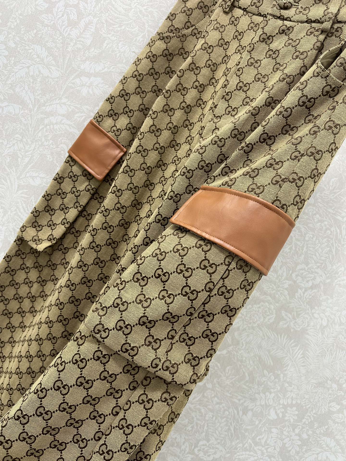 🔥🔥Gucc*25新款双G提花腰头单粒扣阔腿裤 复古街头美感造型神器！口袋两侧以及裤身拼洗水皮装饰 小褶