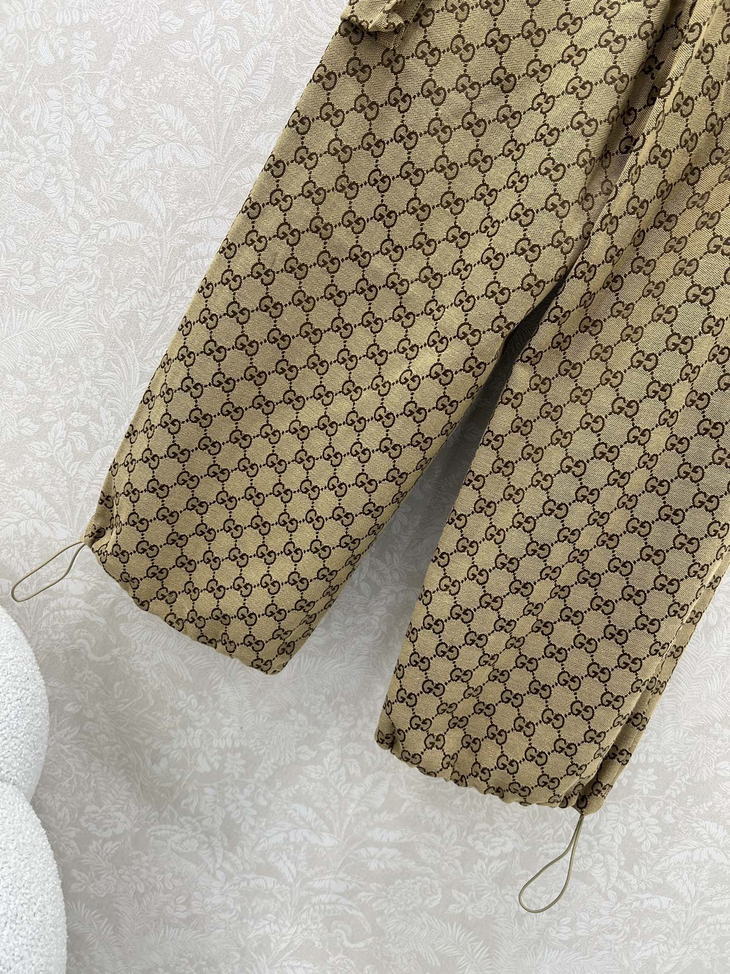 🔥🔥Gucc*25新款双G提花腰头单粒扣阔腿裤 复古街头美感造型神器！口袋两侧以及裤身拼洗水皮装饰 小褶